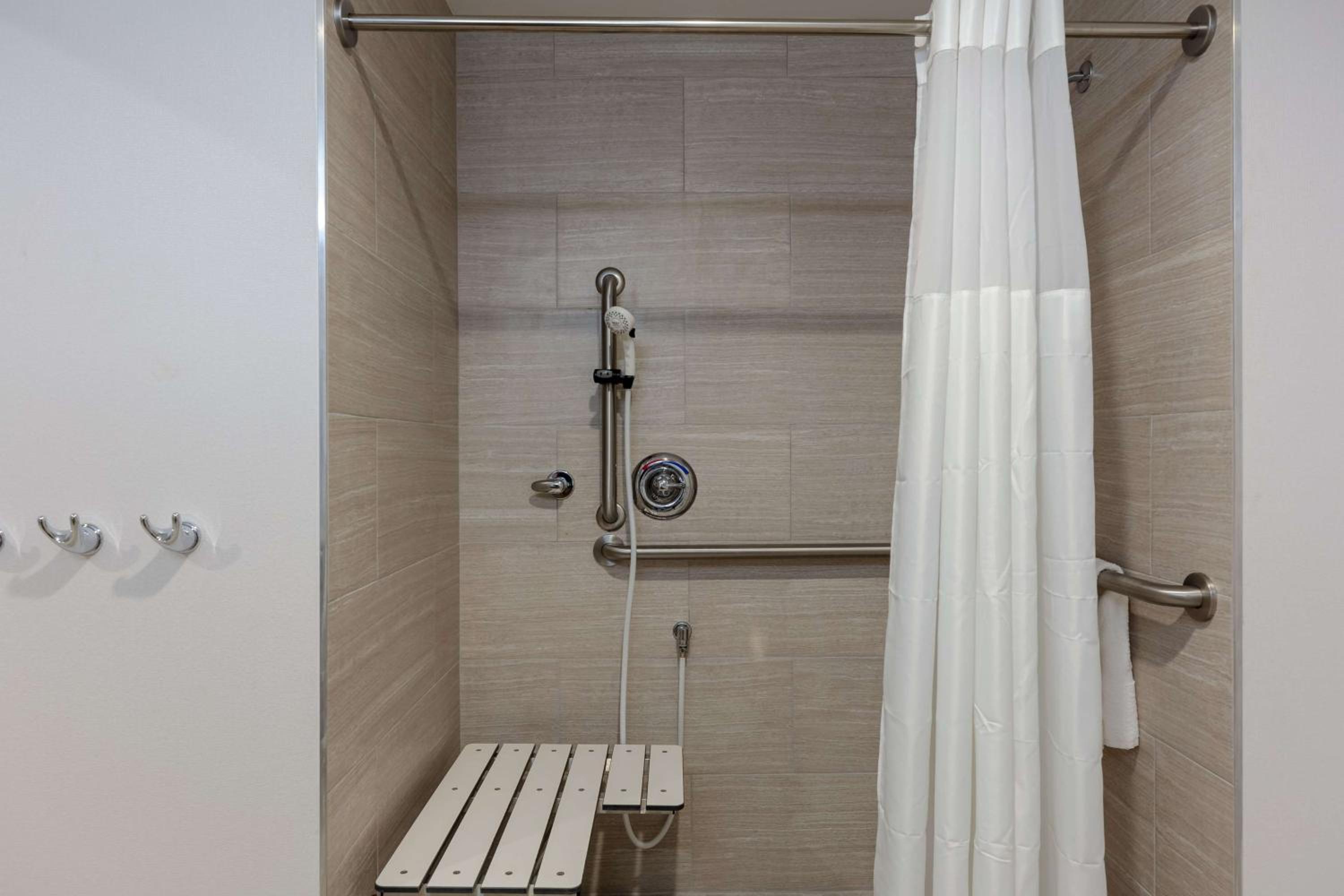 King Room with Roll-In Shower - Mobility and Hearing Access/Non-Smoking photo 2