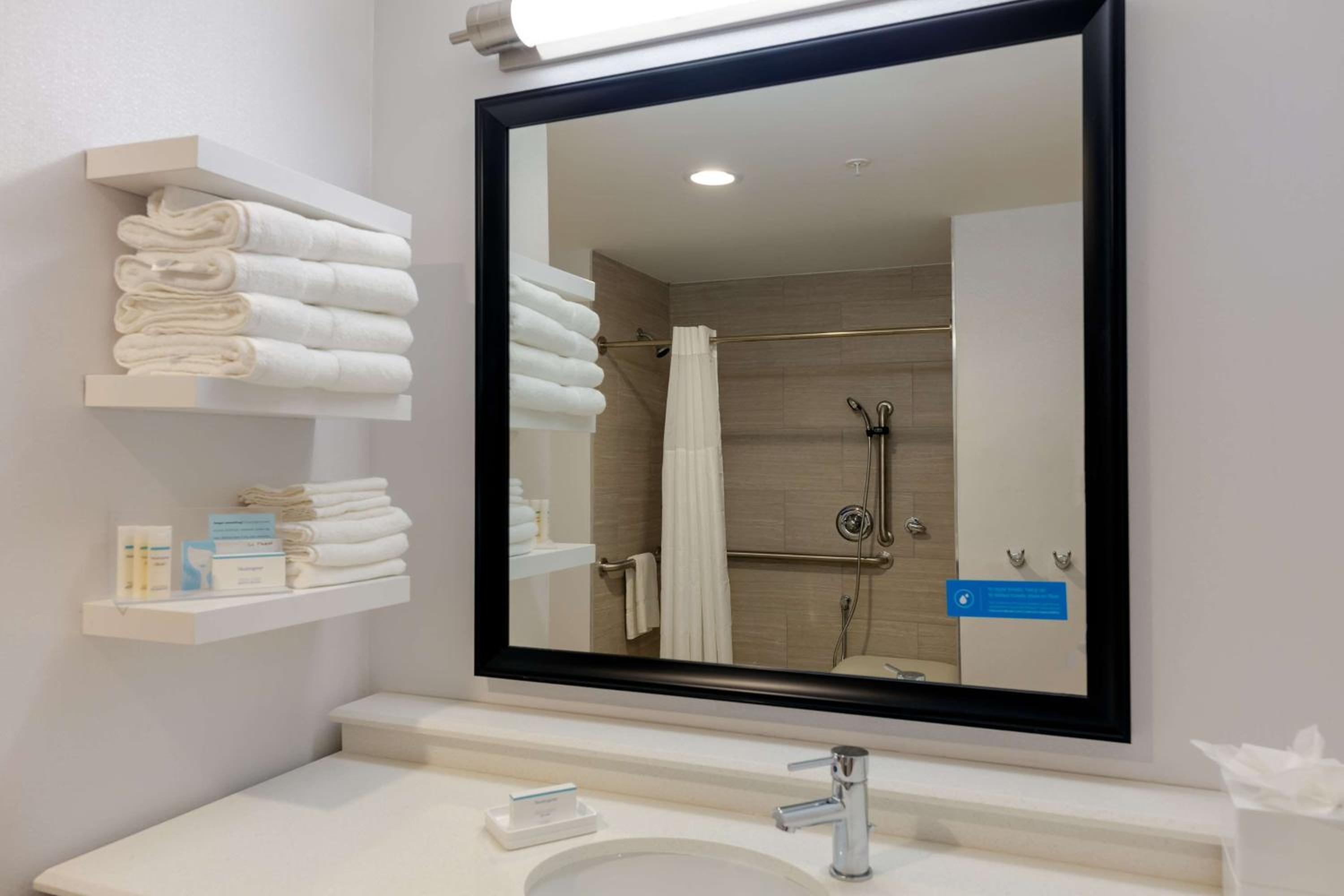 Queen Room with Two Queen Beds - Mobility and Hearing Access/Non-Smoking photo 2