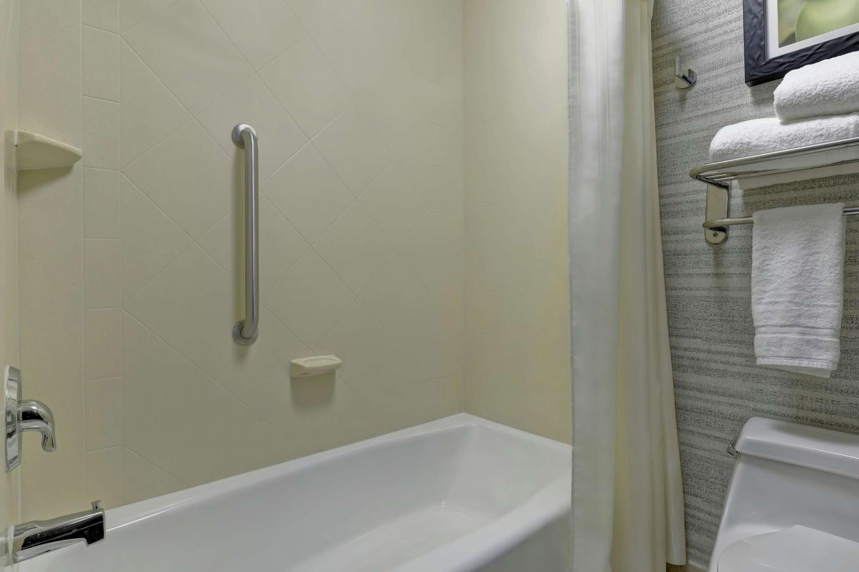 Two Bedroom Suite with One King and Two Queen Beds - Non-Smoking - Photo 4