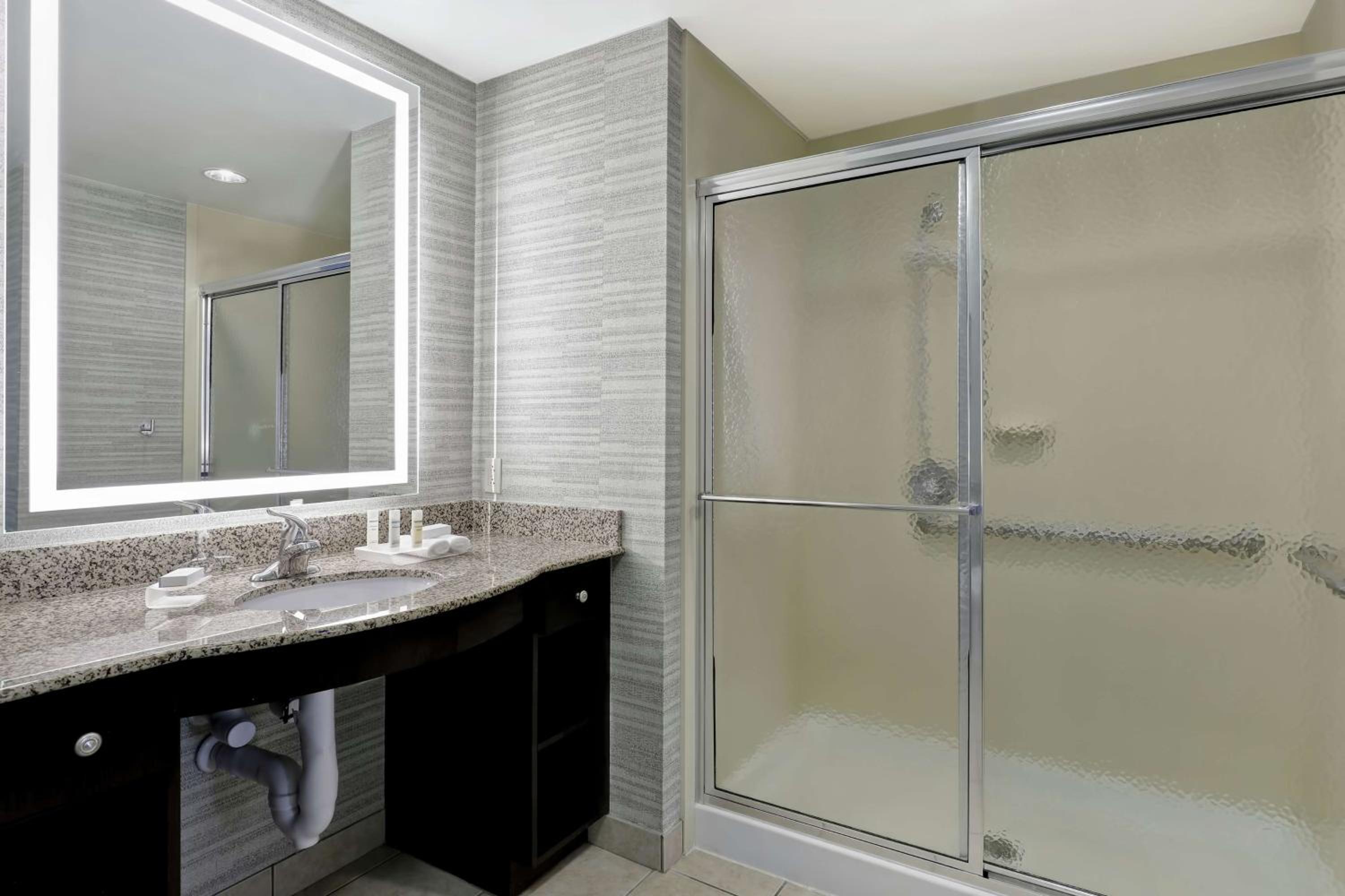One-Bedroom Queen Suite with Two Queen Beds - Non-Smoking photo 2