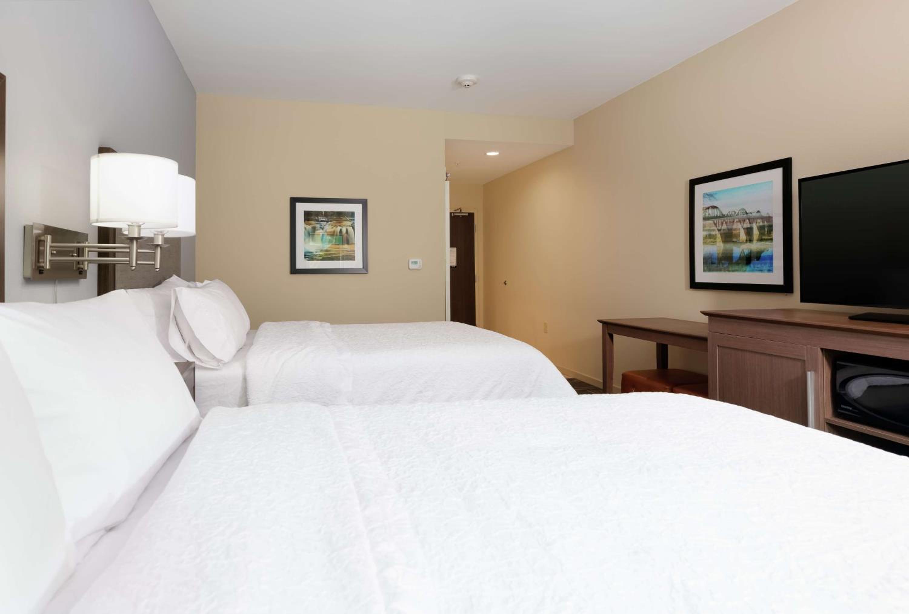 Queen Room with Two Queen Beds - Mobility and Hearing Access/Non-Smoking photo 3