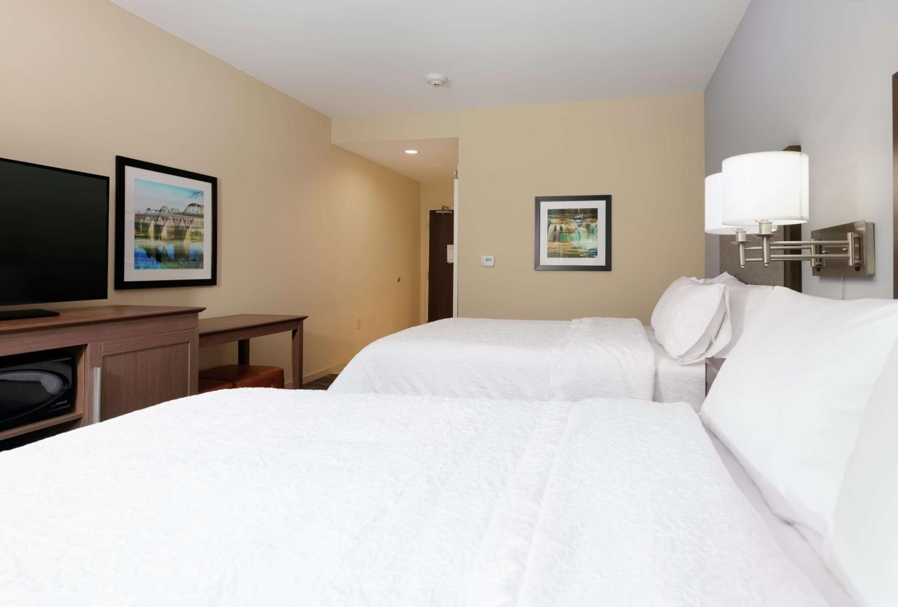 Queen Room with Two Queen Beds (4 Adults) photo 3