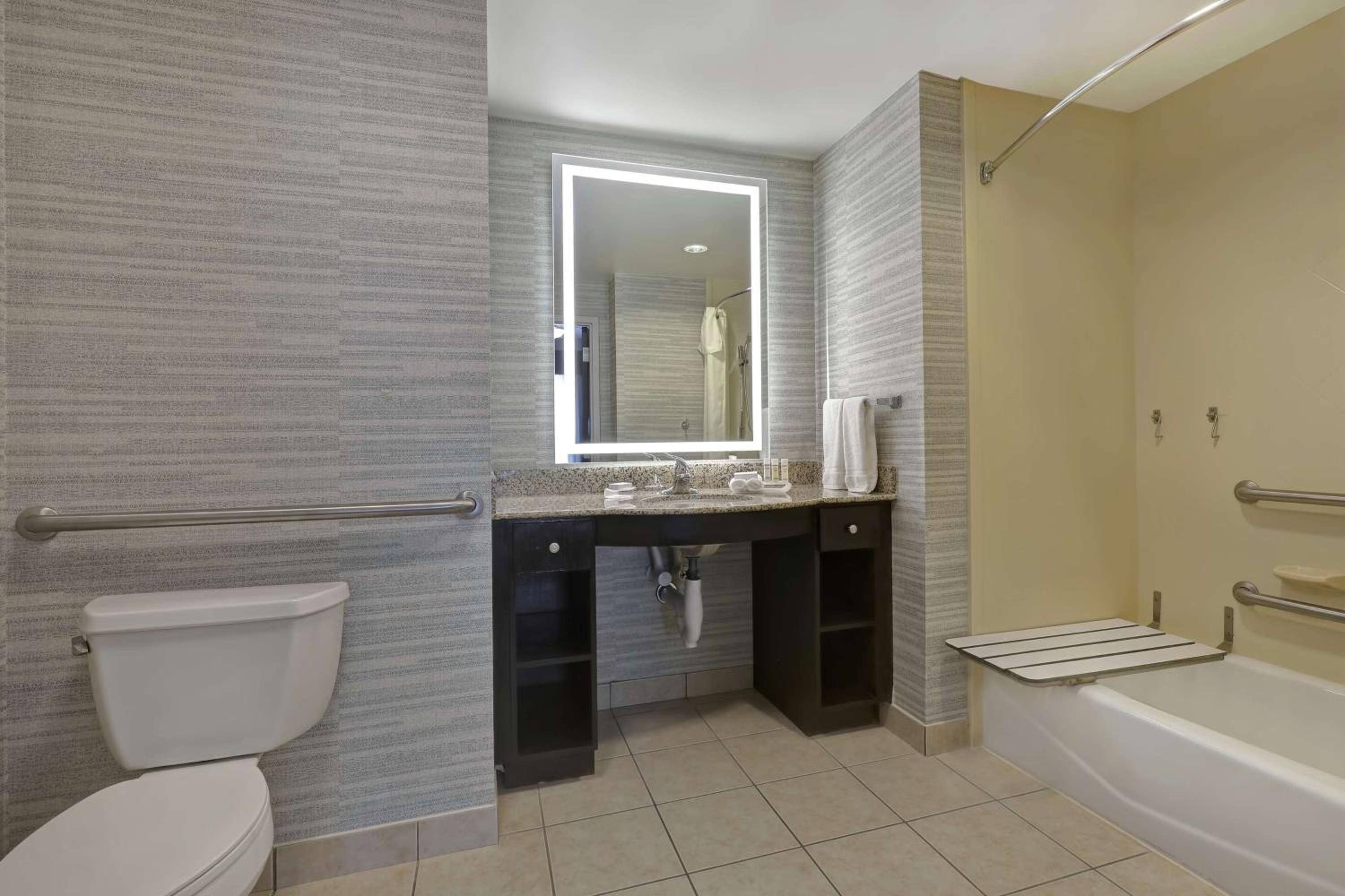 King Suite with Accessible Tub - Mobility and Hearing Access/Non-Smoking - Photo 4