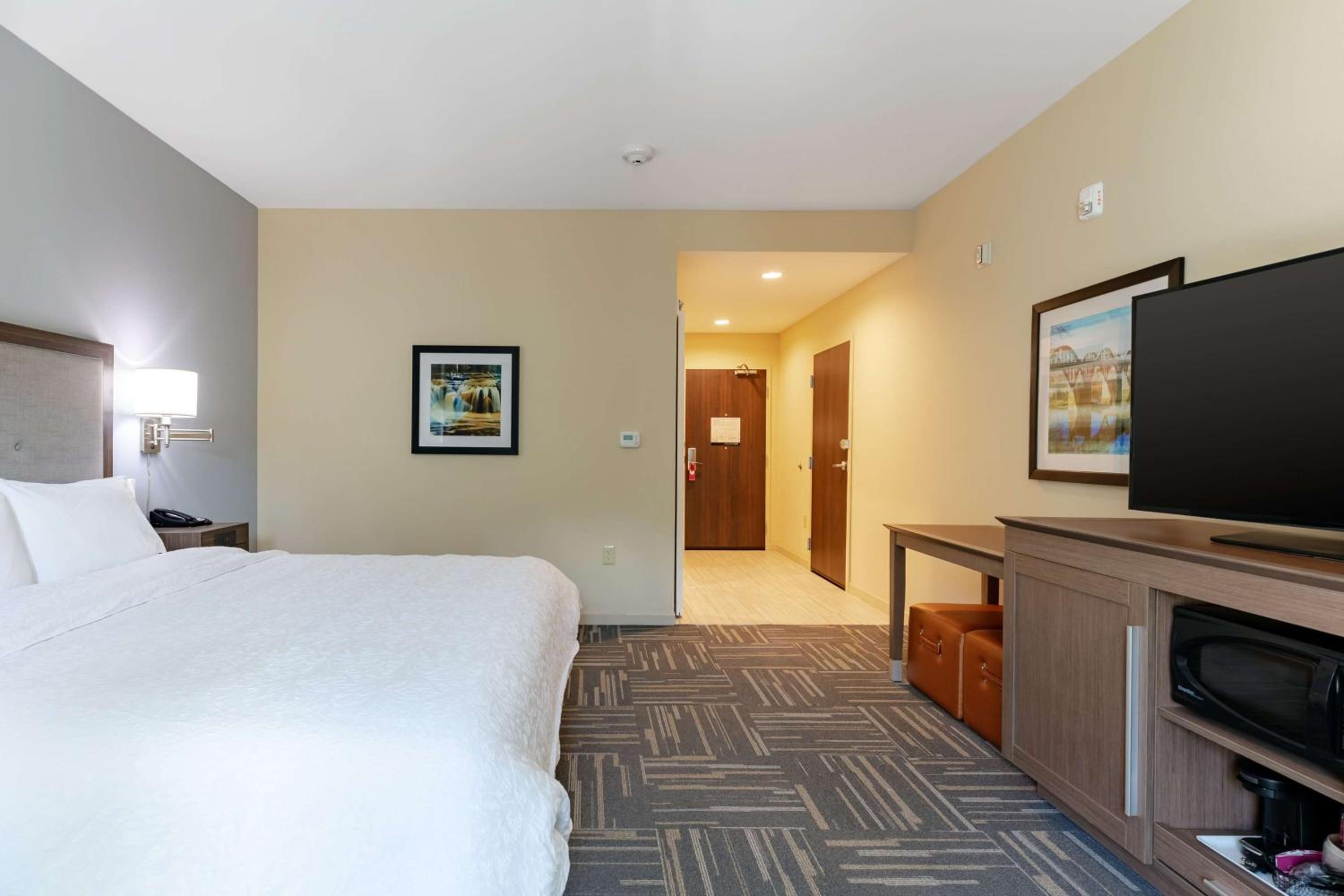 King Room - Non-Smoking photo 2