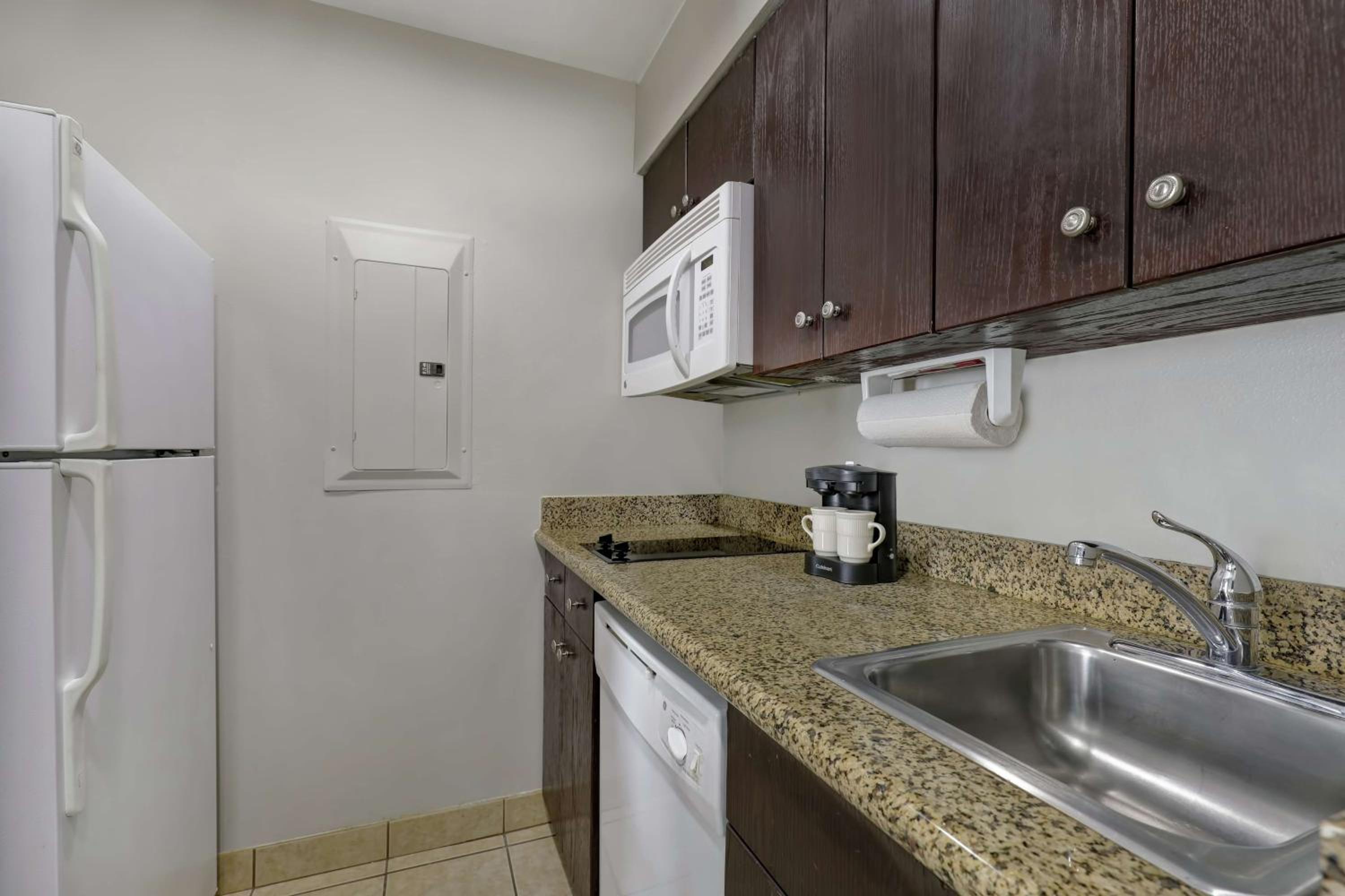 Two Bedroom Suite with One King and Two Queen Beds - Non-Smoking - Photo 2