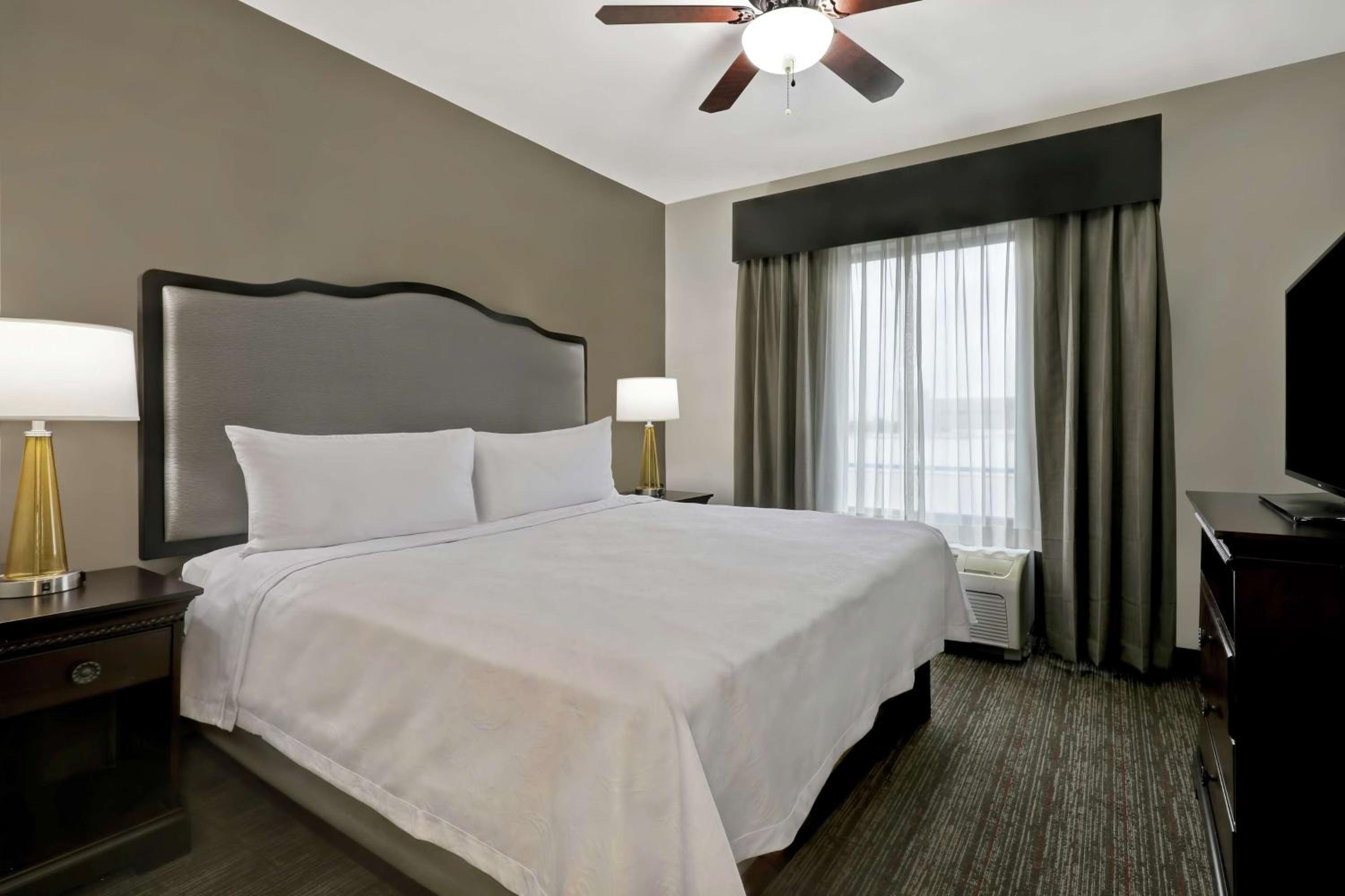 King Suite with Sofa Bed - Non-Smoking - Photo 2