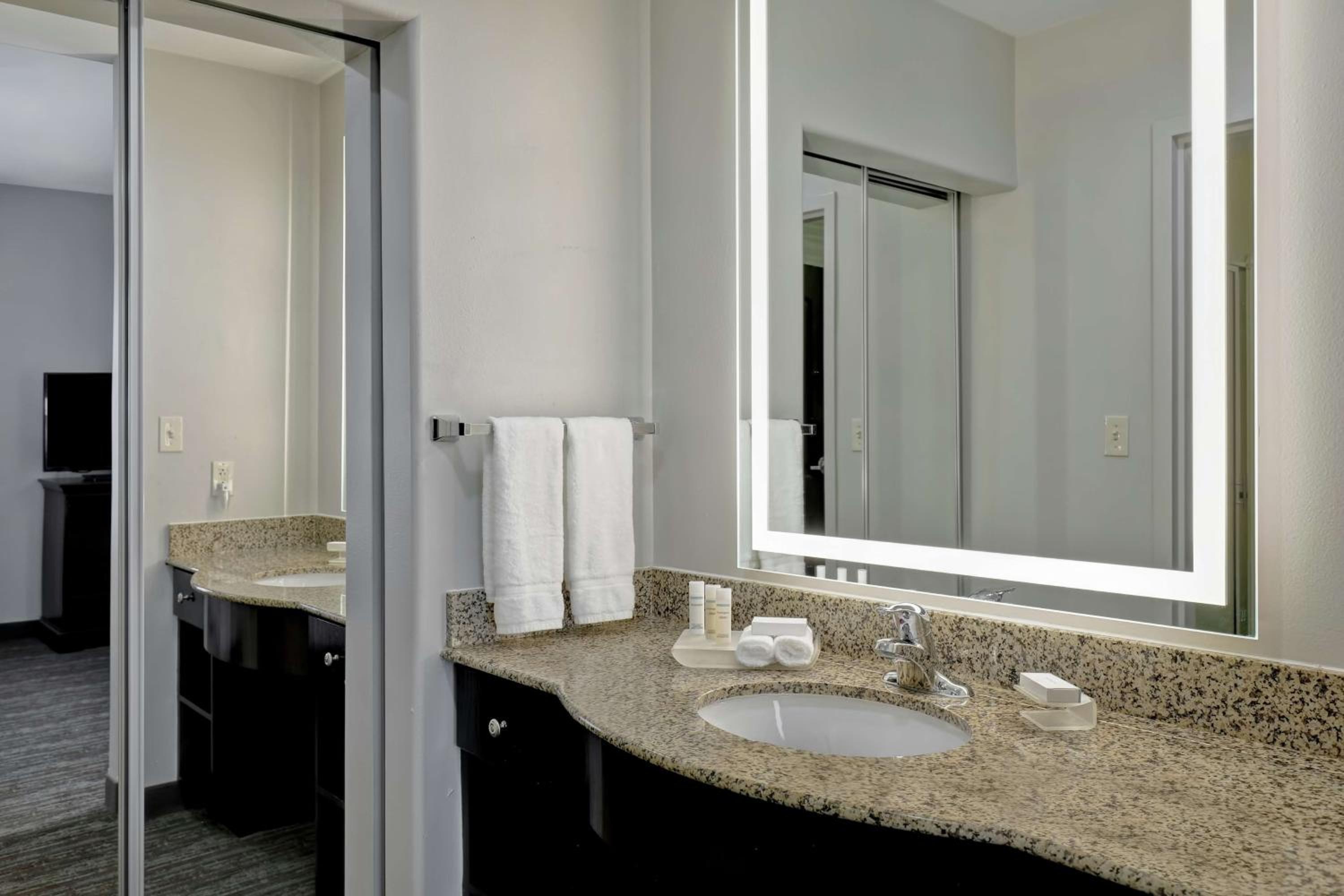 King Studio Suite - Non-Smoking - Photo 3