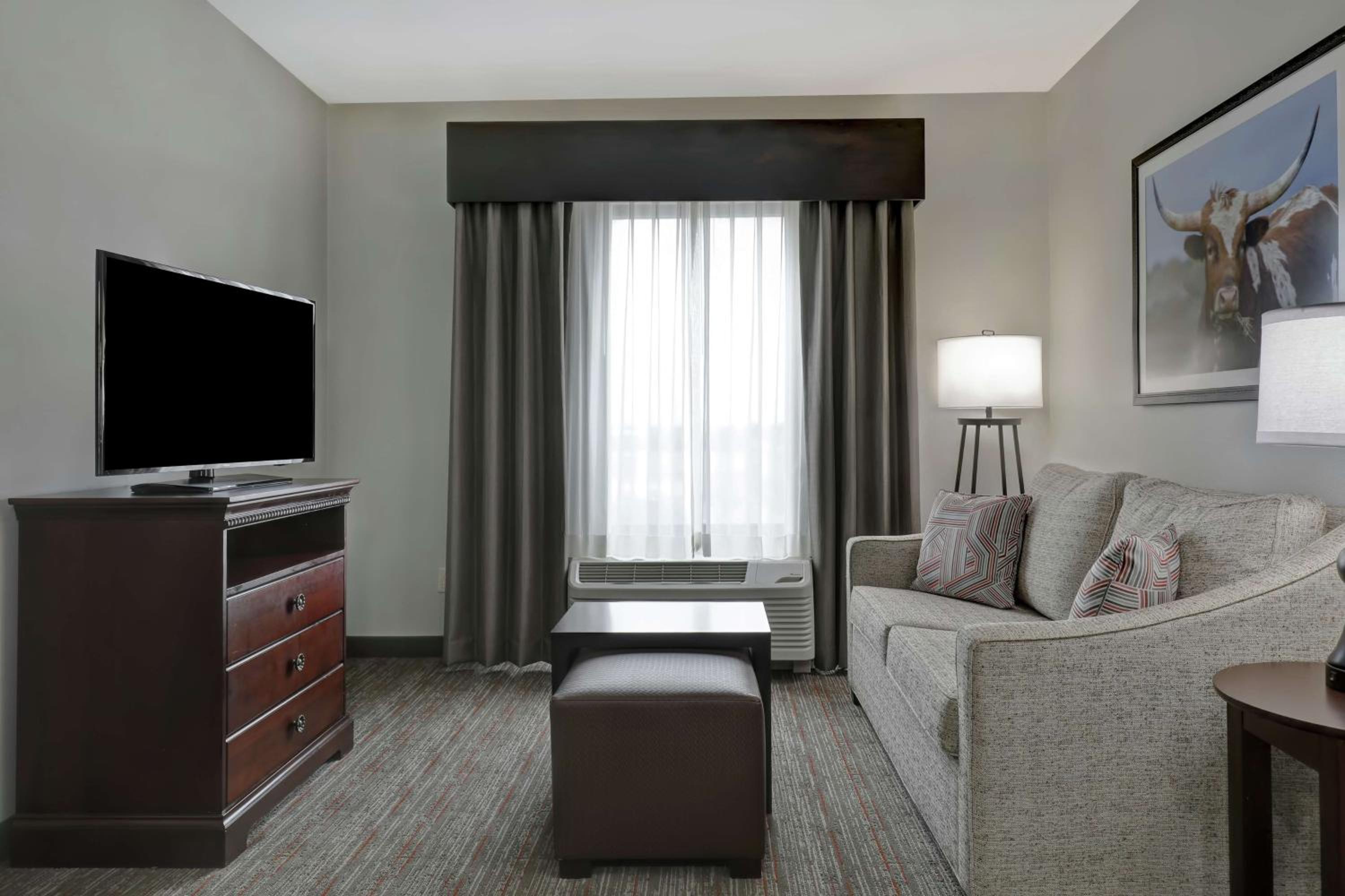 King Suite with Accessible Tub - Mobility and Hearing Access/Non-Smoking - Photo 3