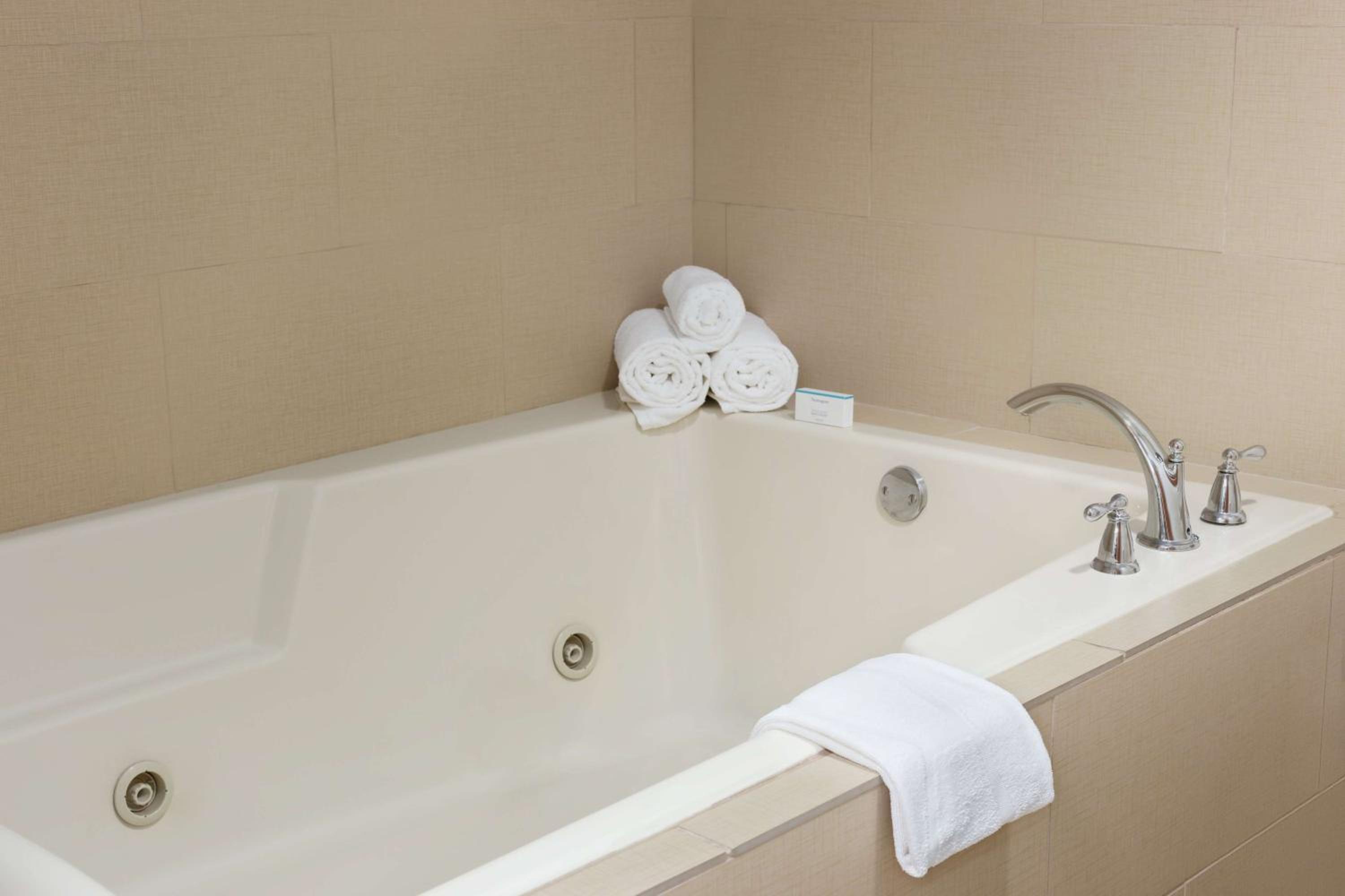 King Studio Suite with Whirlpool Bath Tub - Non-Smoking photo 2