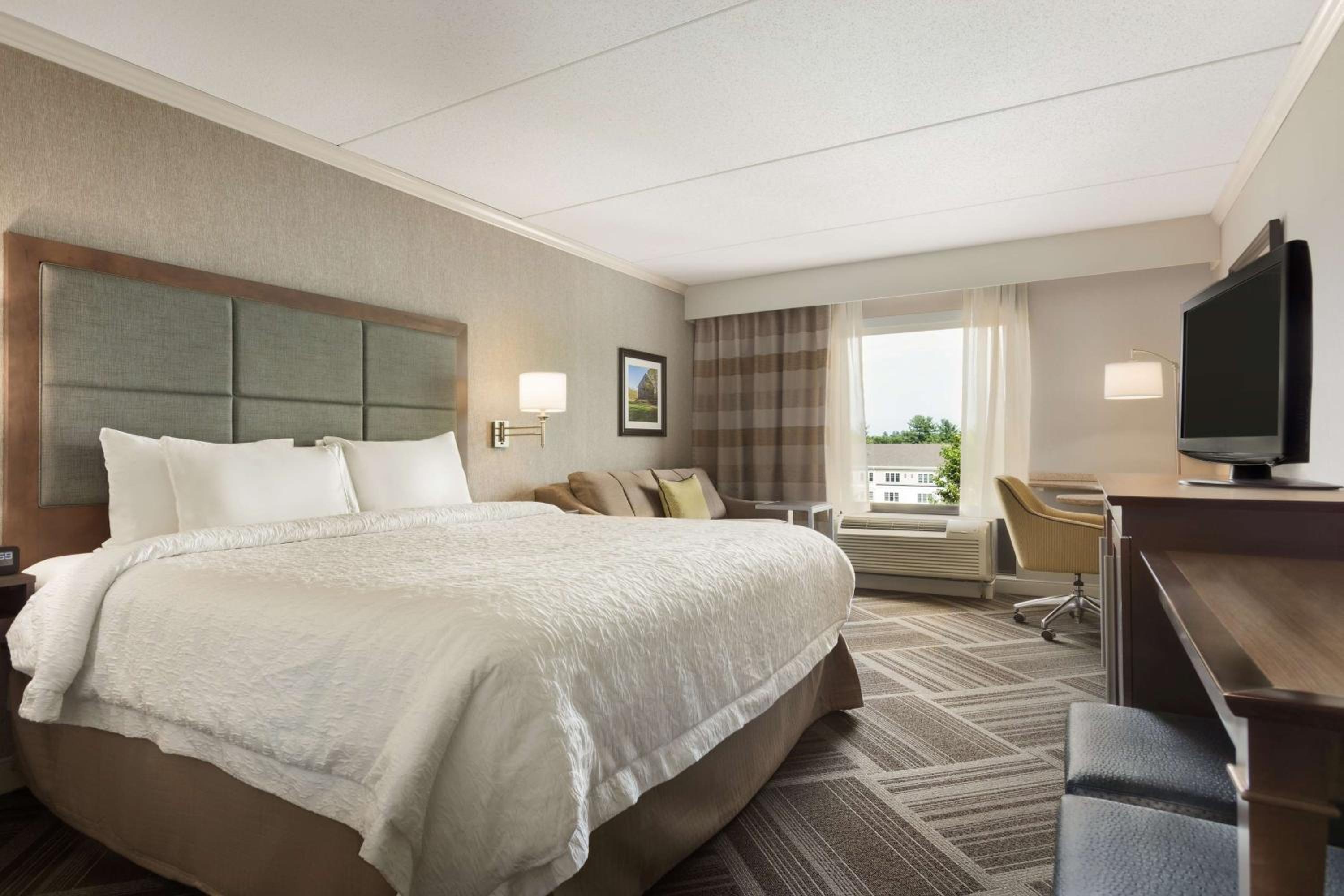 King Room with King Bed - Non-Smoking - Photo 2