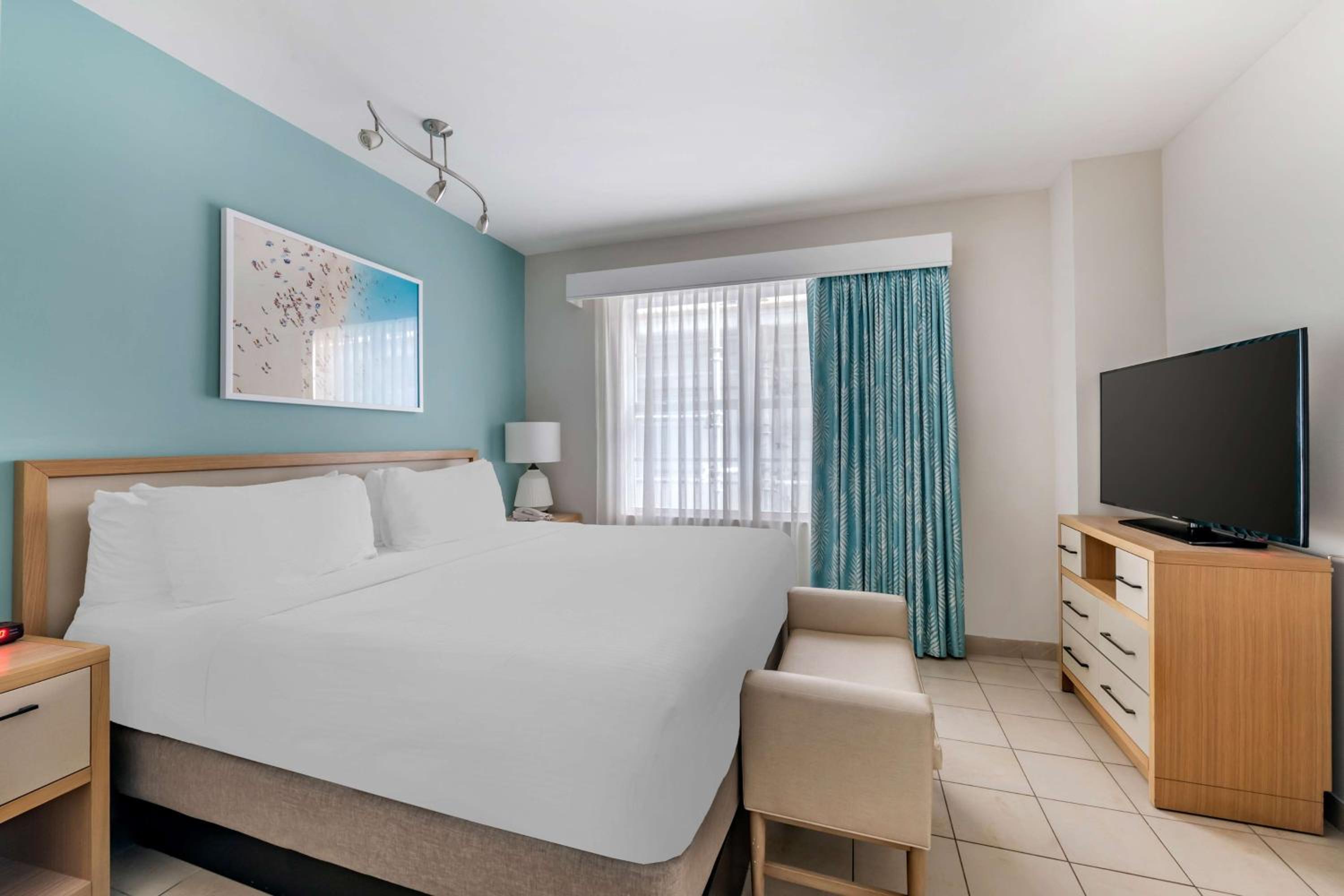 Two Bedroom Suite with Two King Beds and Sofabed - Photo 5