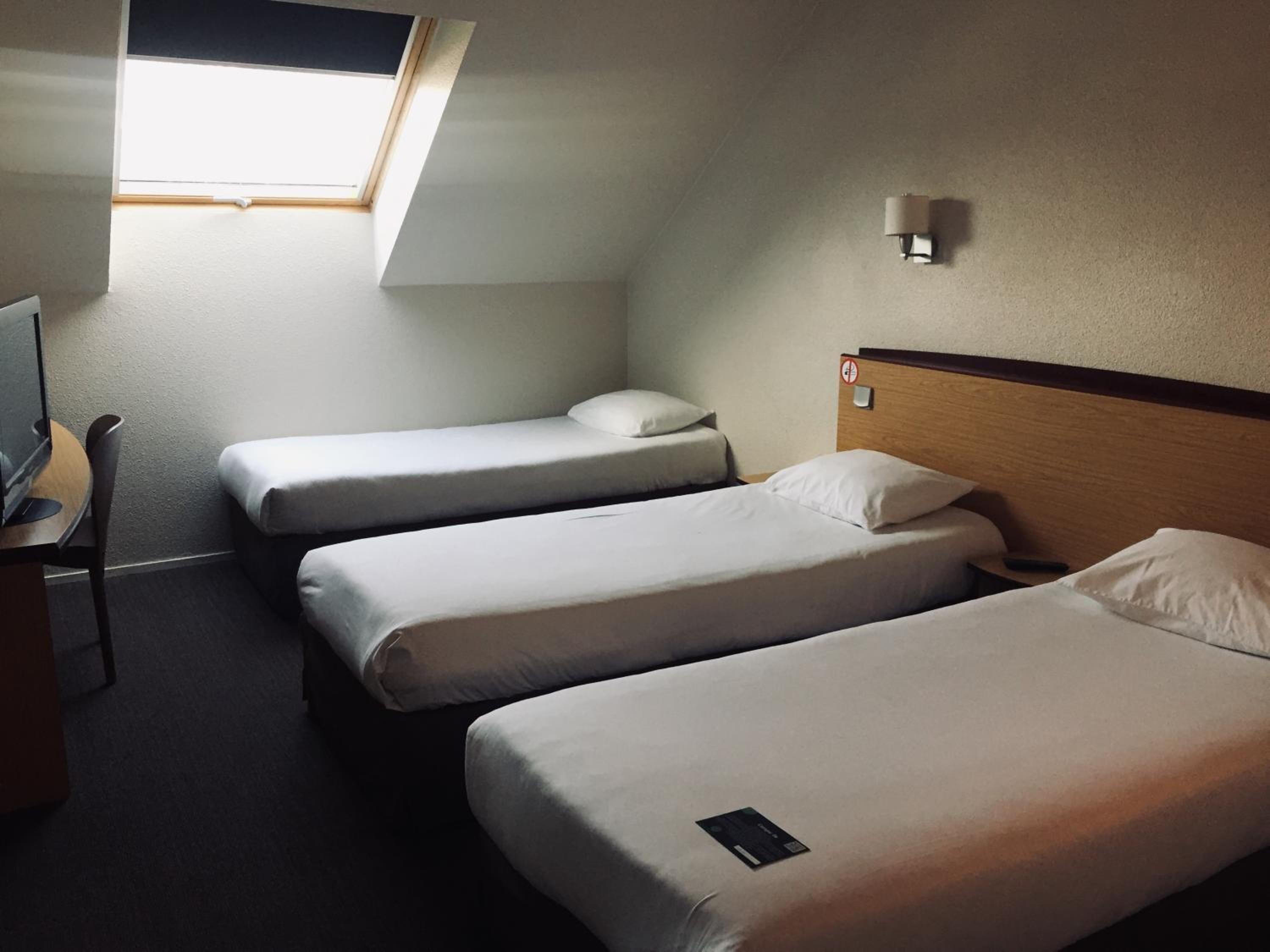 3 Single Beds - Room Next Generation photo 1