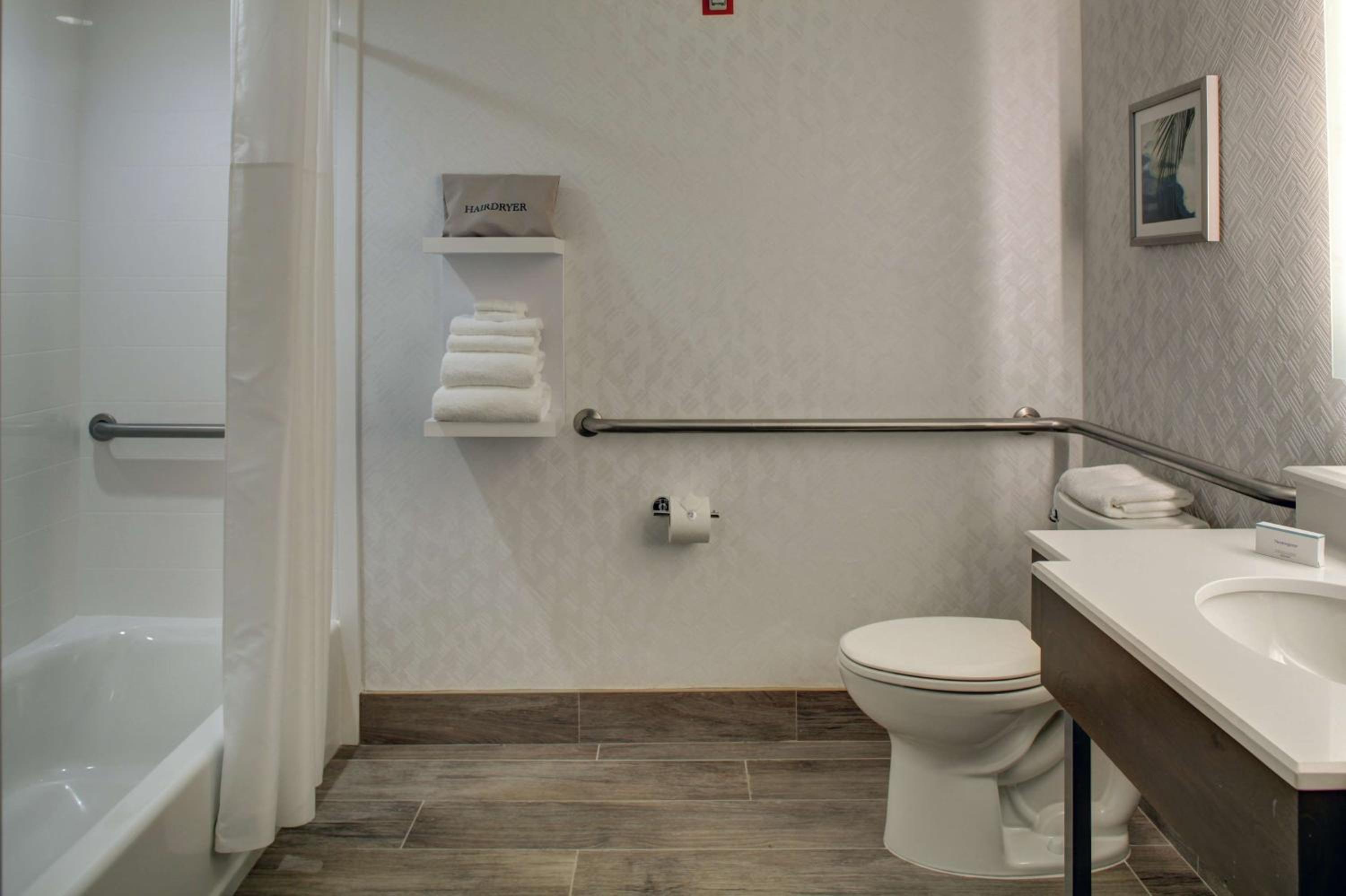 King Room with Tub - Mobility/Hearing Accessible/Non-Smoking - Photo 2
