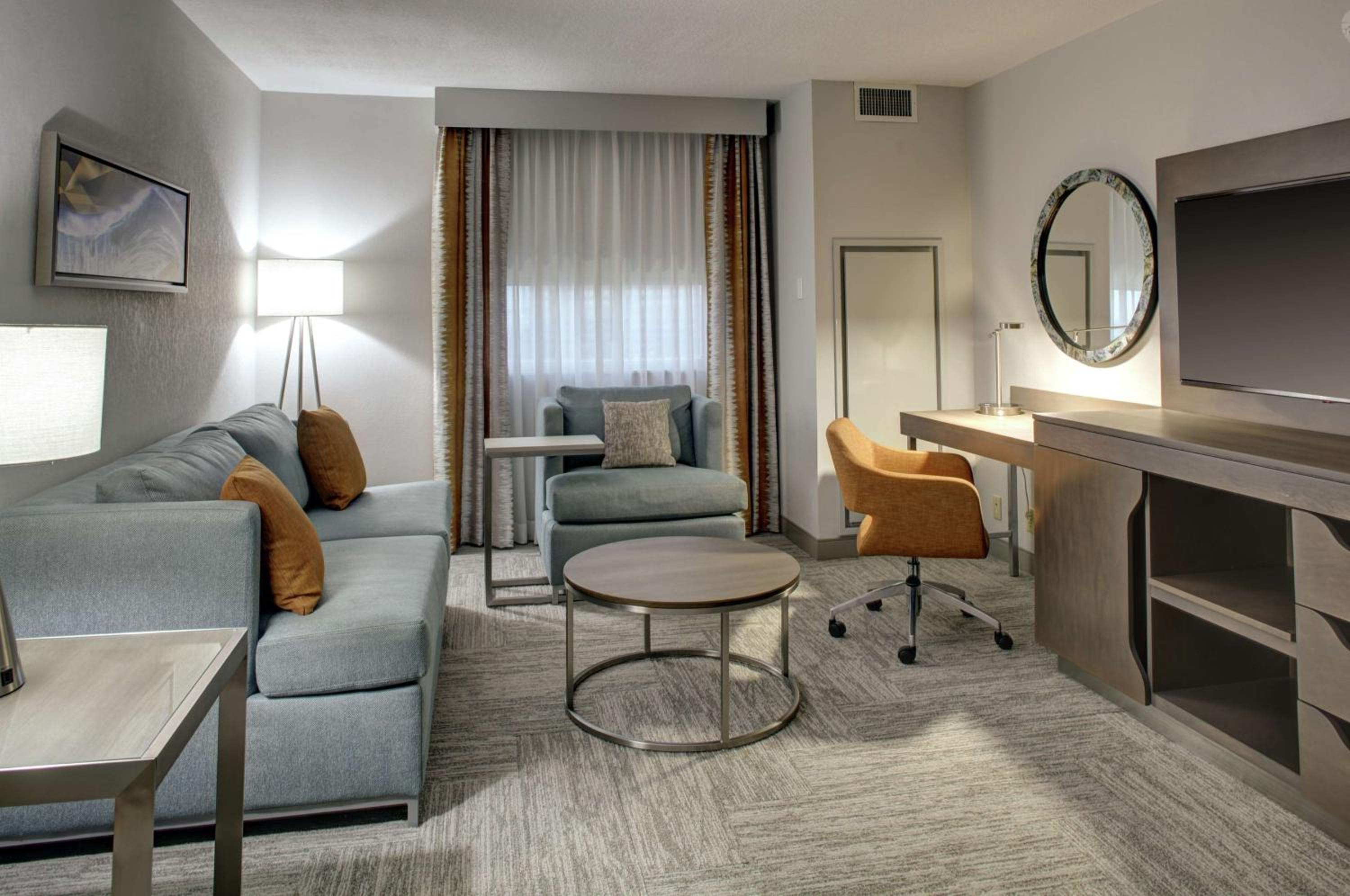 King Suite - Non-Smoking - Photo 3