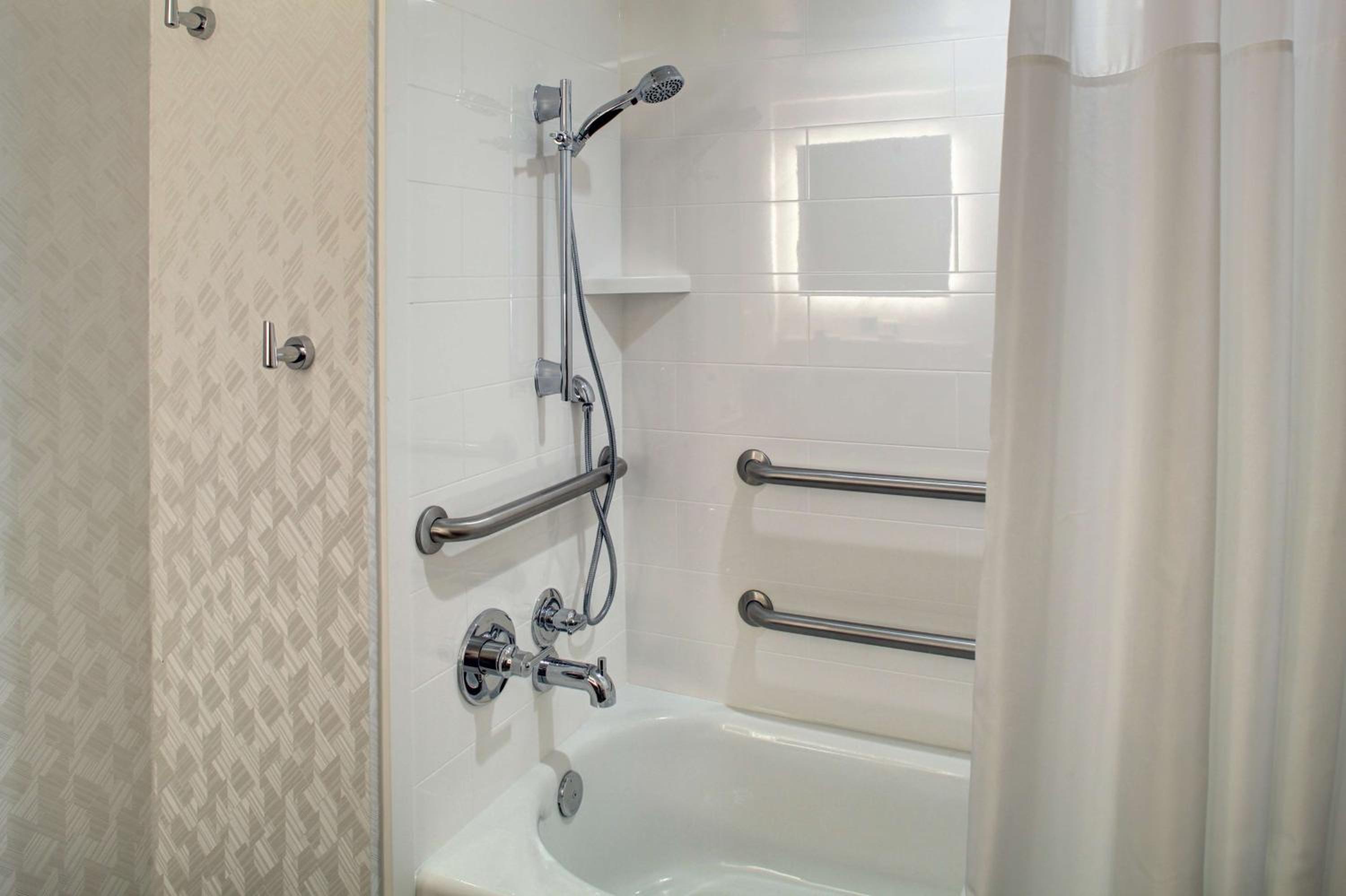 King Room with Tub - Mobility/Hearing Accessible/Non-Smoking - Photo 3