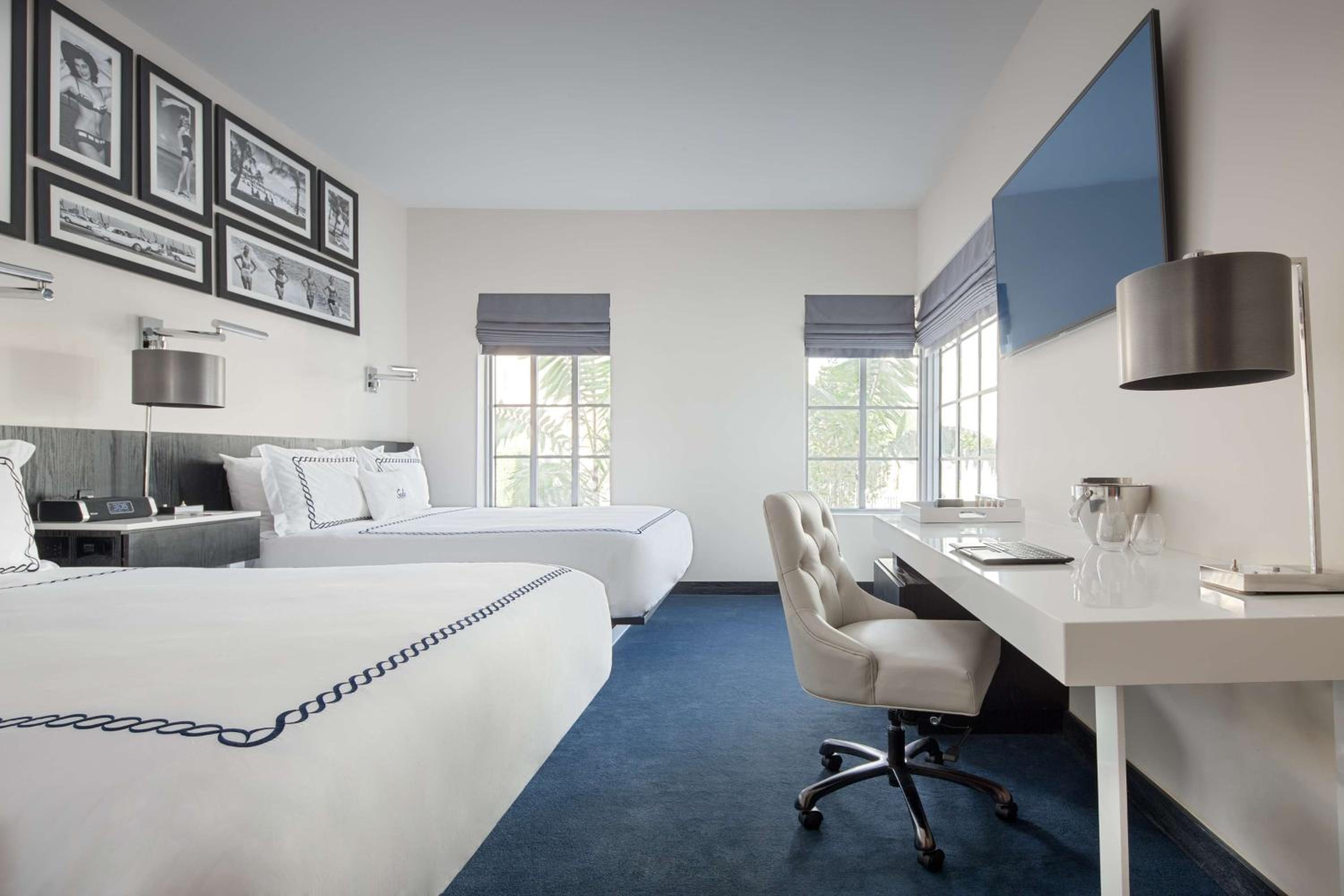 Signature Queen Room with Two Queen Beds photo 3