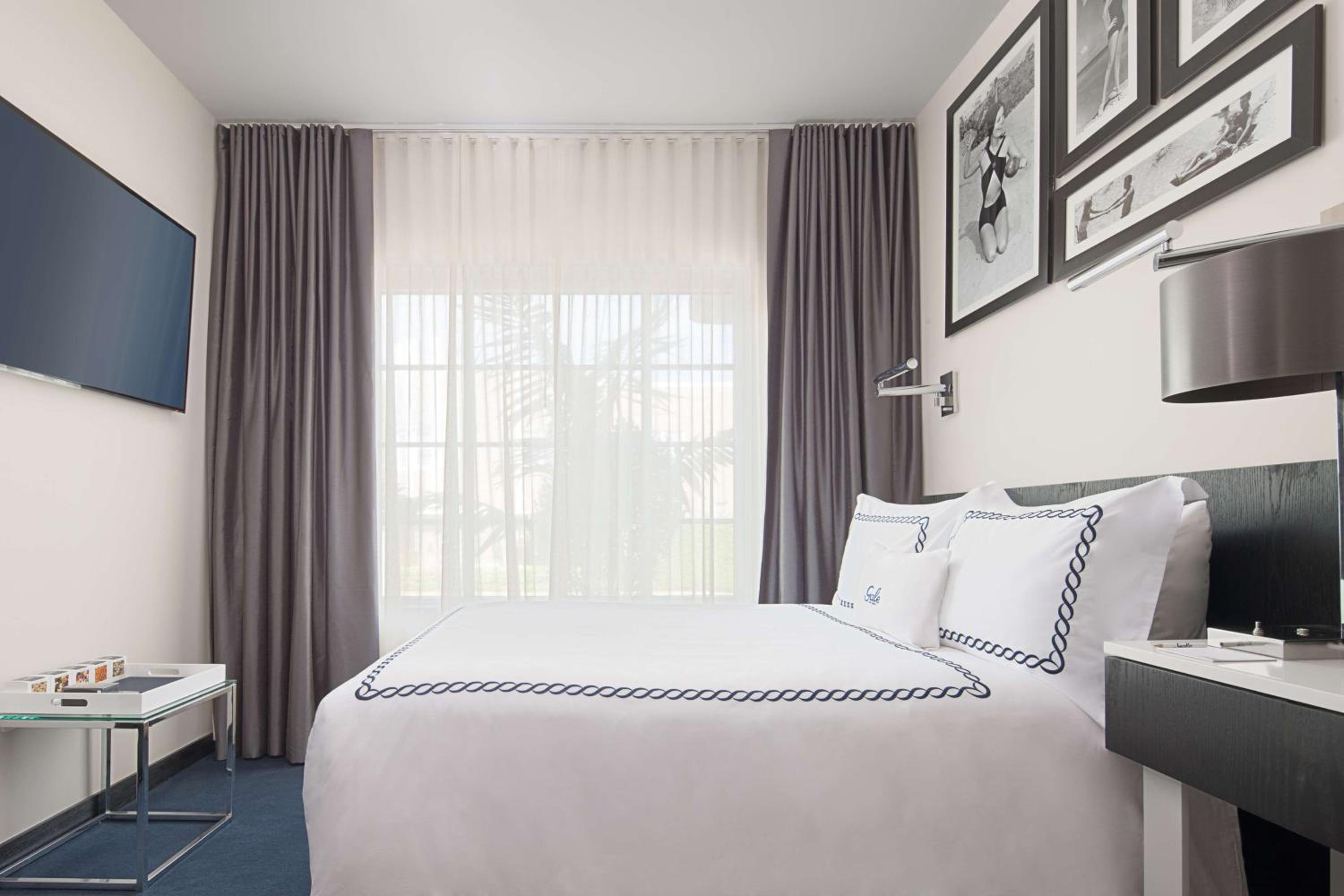 Signature Queen Room - Mobility Access photo 2