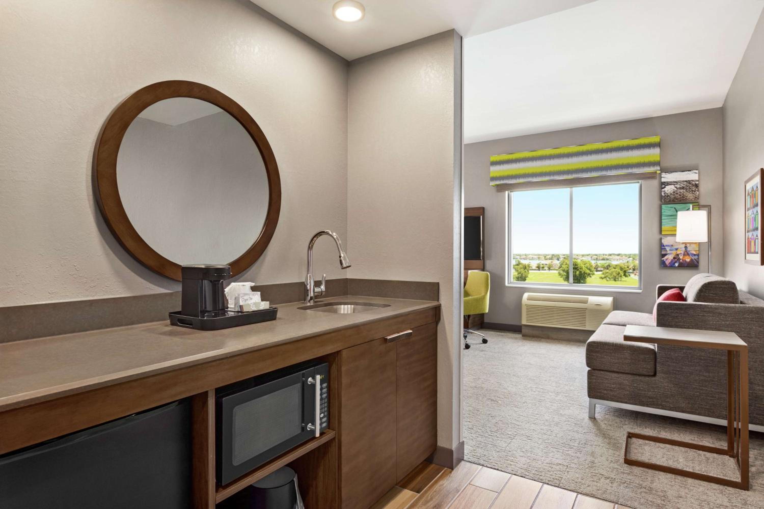 King Studio Suite - Non-Smoking - Photo 3