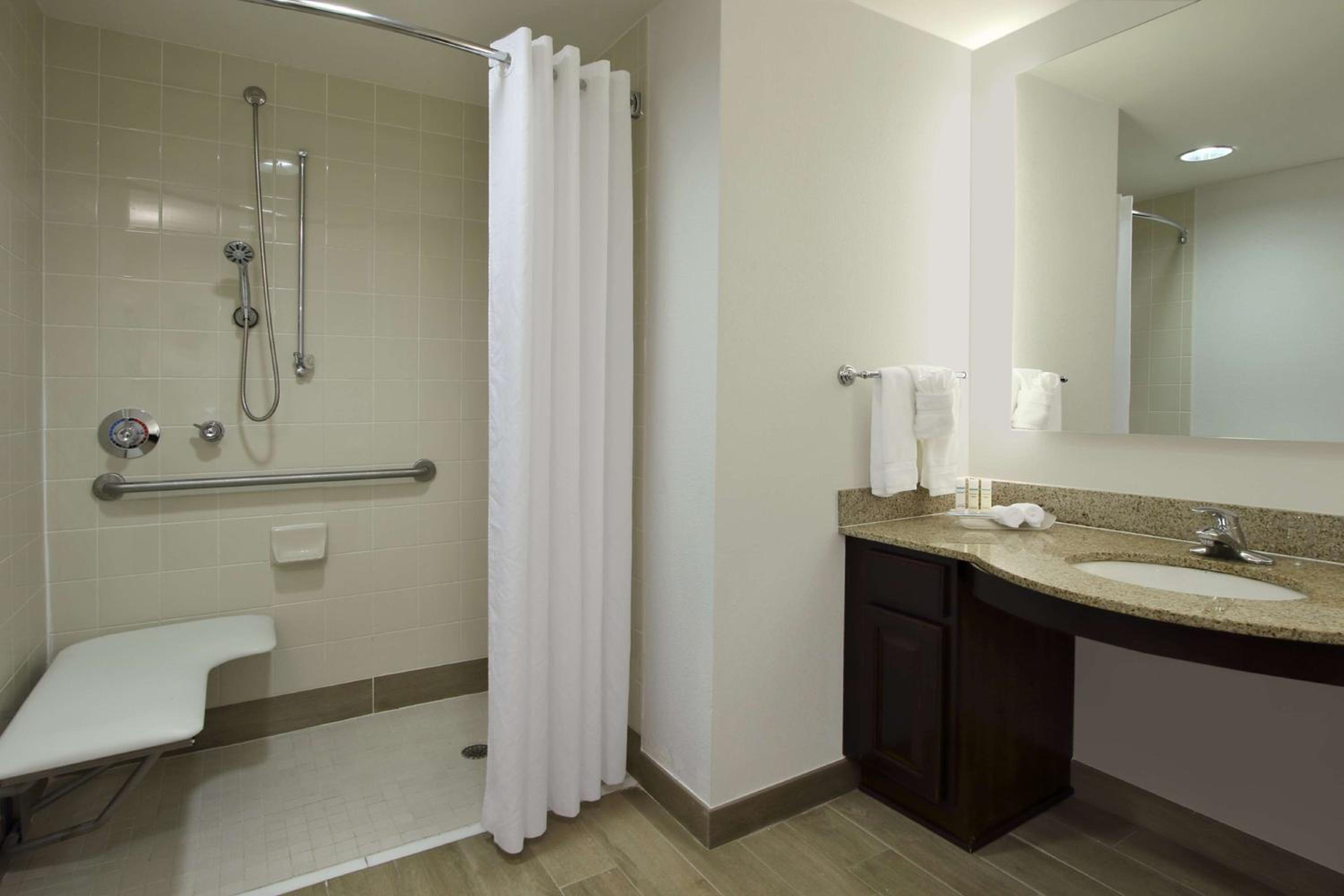 Suite with Two Queen Beds and Roll-In Shower - Mobility and Hearing Access/Non-Smoking photo 3