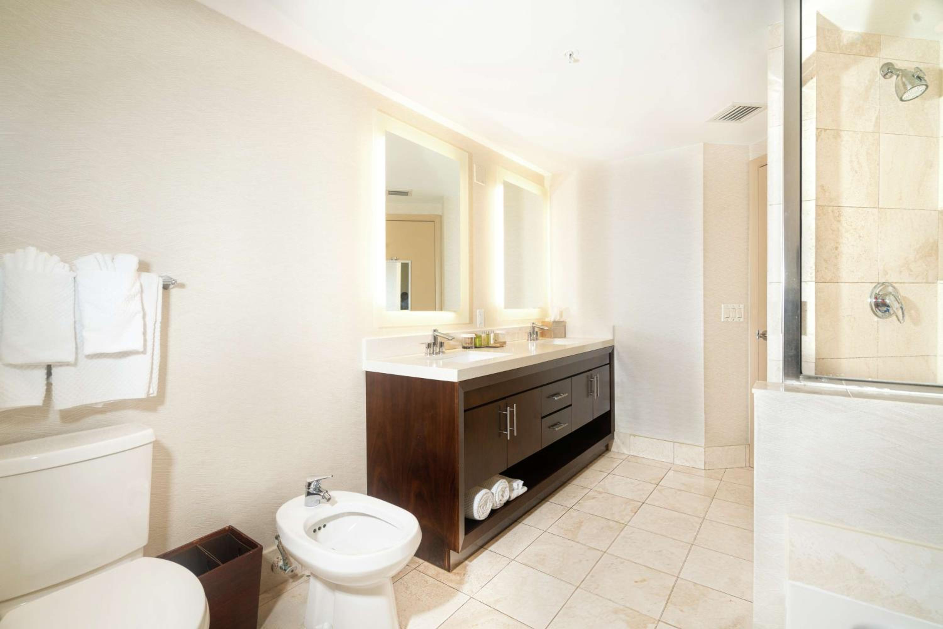 One-Bedroom Suite with Partial Ocean View - Non-Smoking - Photo 6