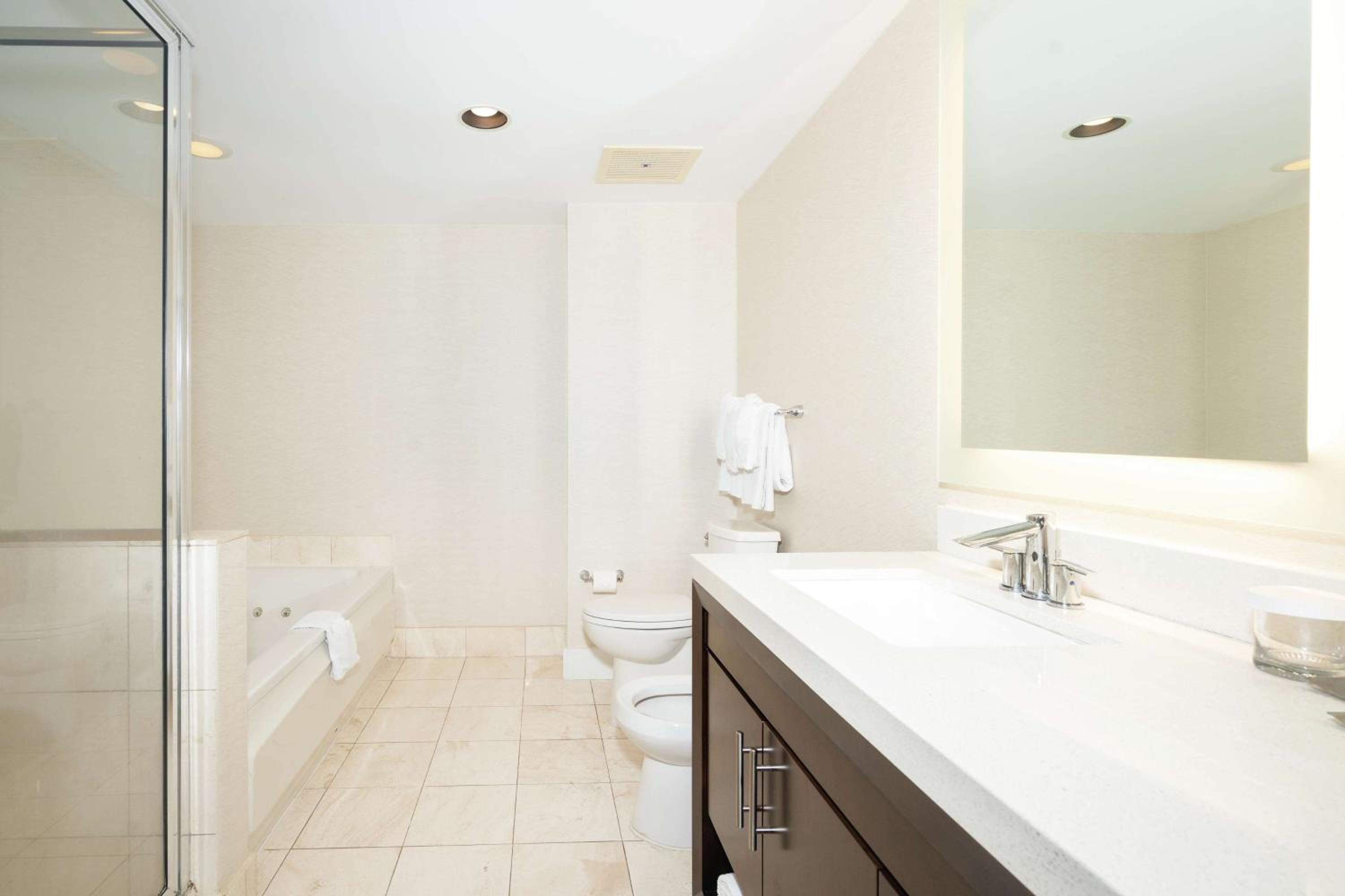 One-Bedroom Suite with Partial Ocean View - Non-Smoking - Photo 7
