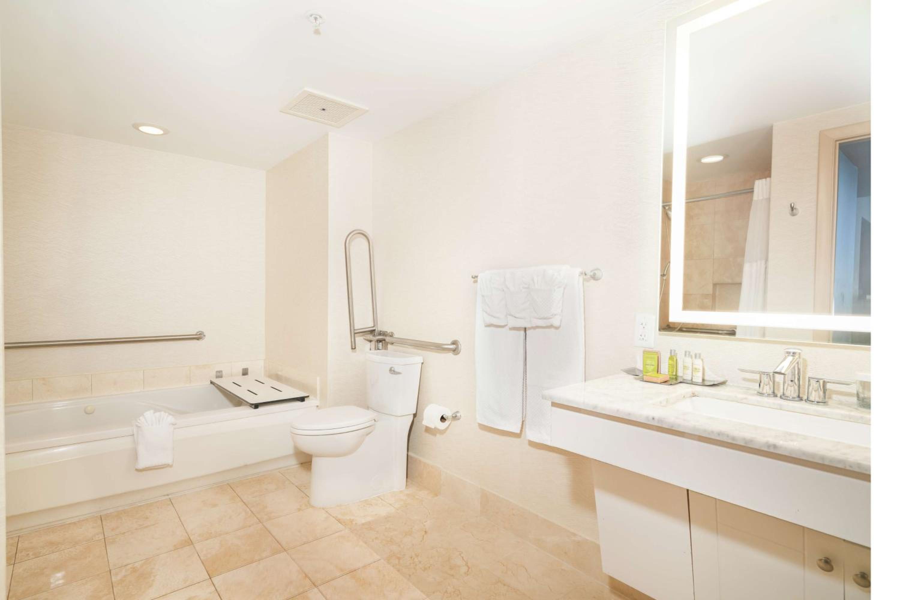 One-Bedroom Suite with Partial Ocean View - Accessible/Non-Smoking - Photo 4