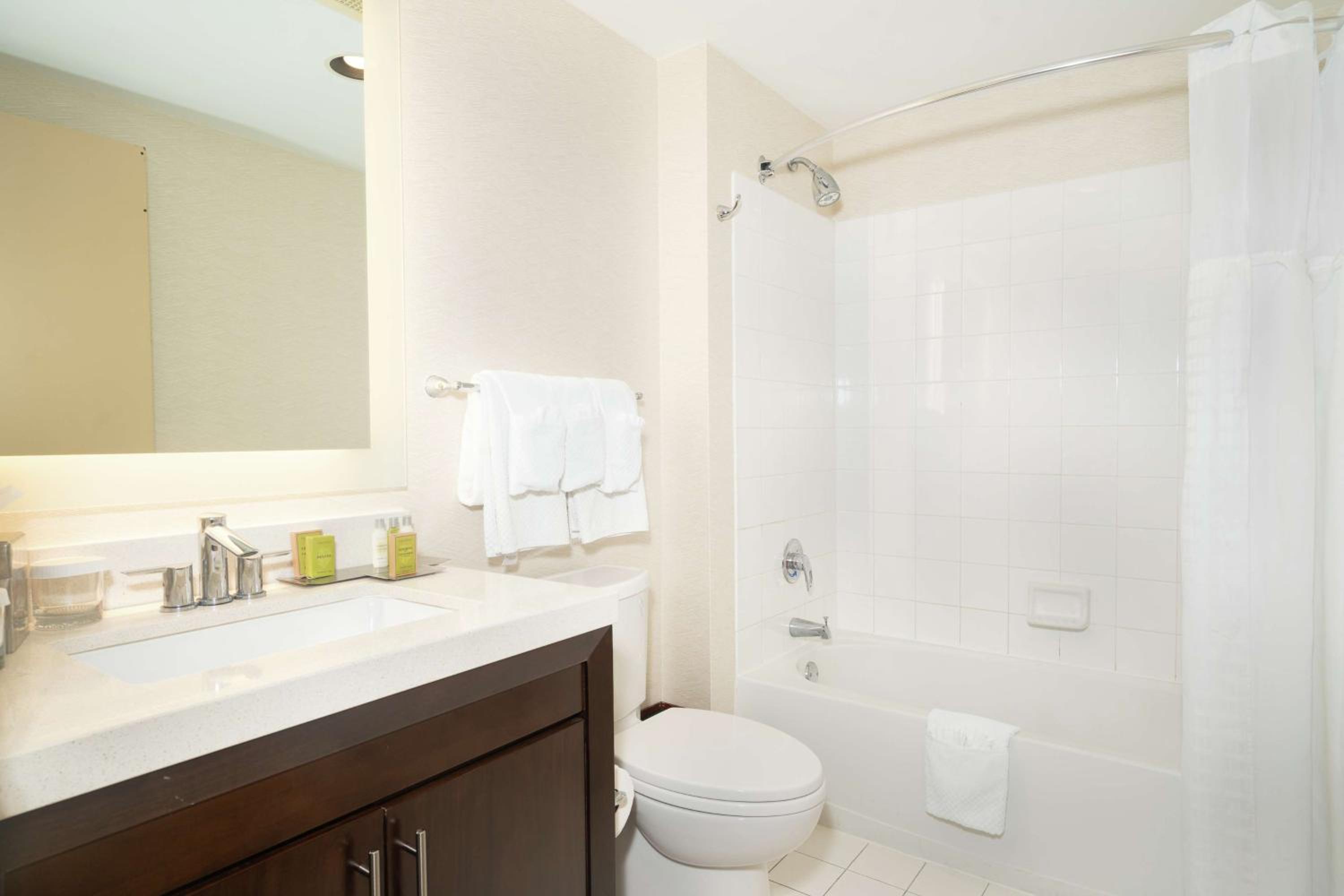 Standard Room with Partial Ocean View - Non-Smoking - Photo 2