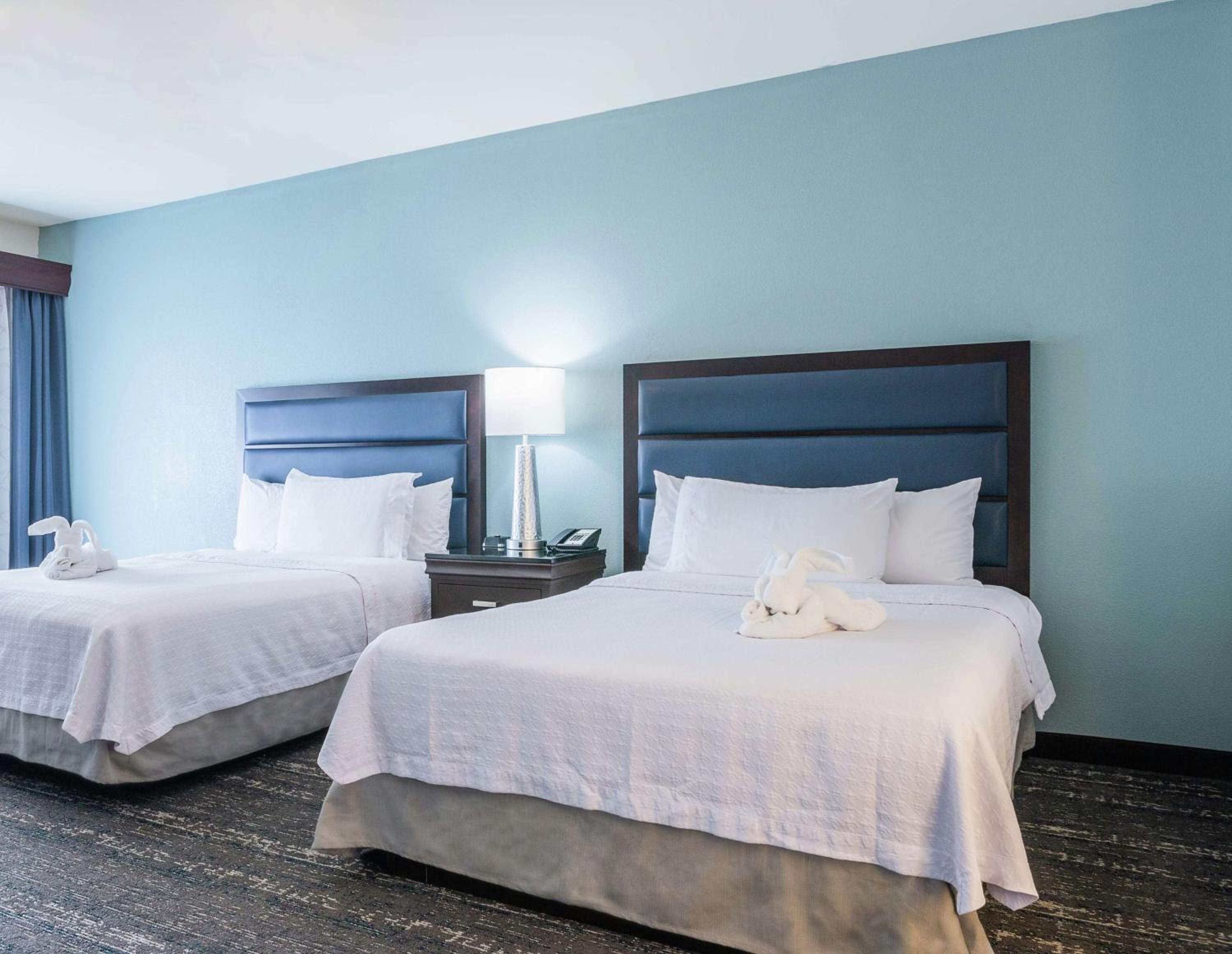 One-Bedroom Queen Suite with Two Queen Beds - Non-Smoking photo 3