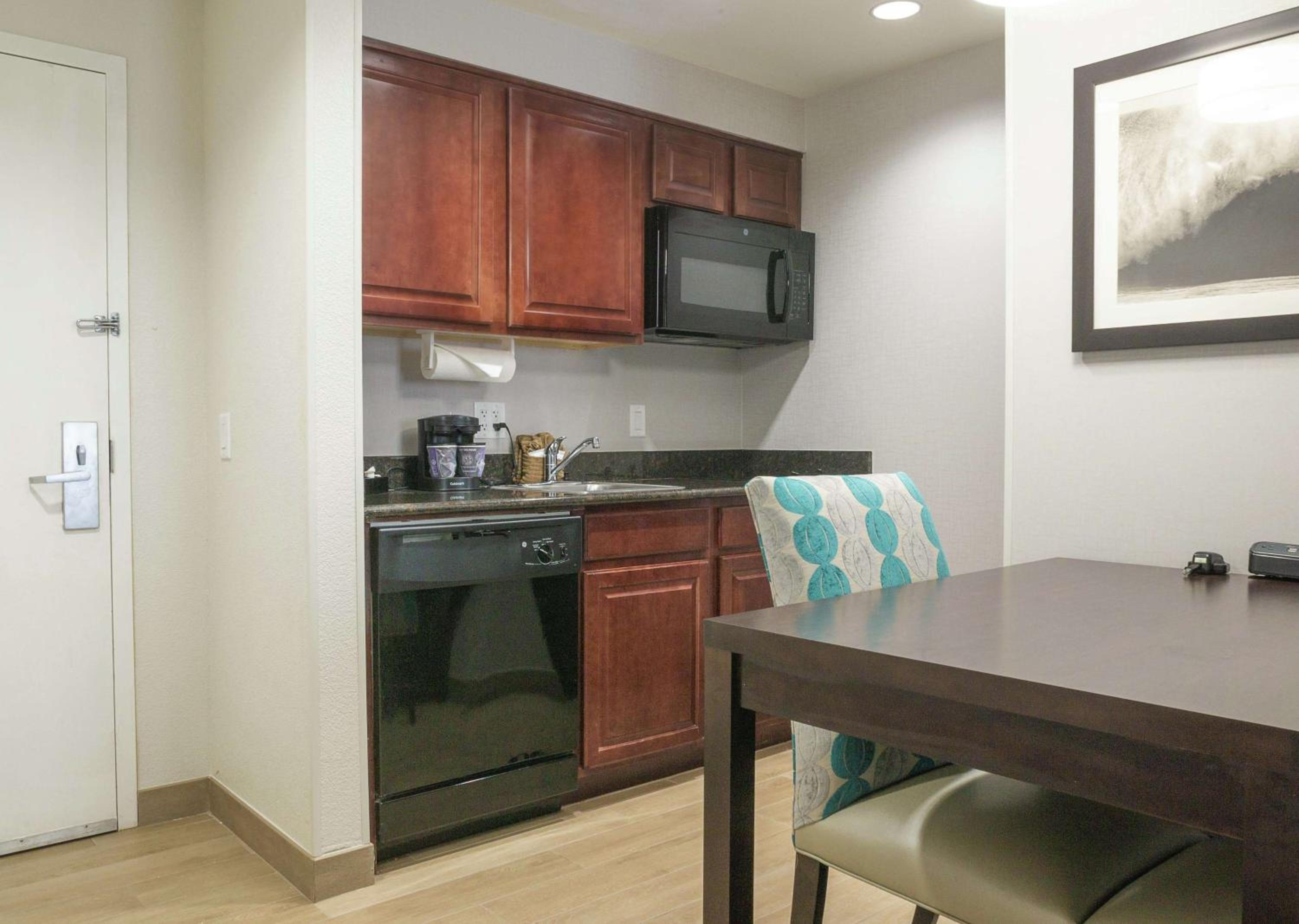 Suite with Two Queen Beds and Roll-In Shower - Mobility and Hearing Access/Non-Smoking photo 2