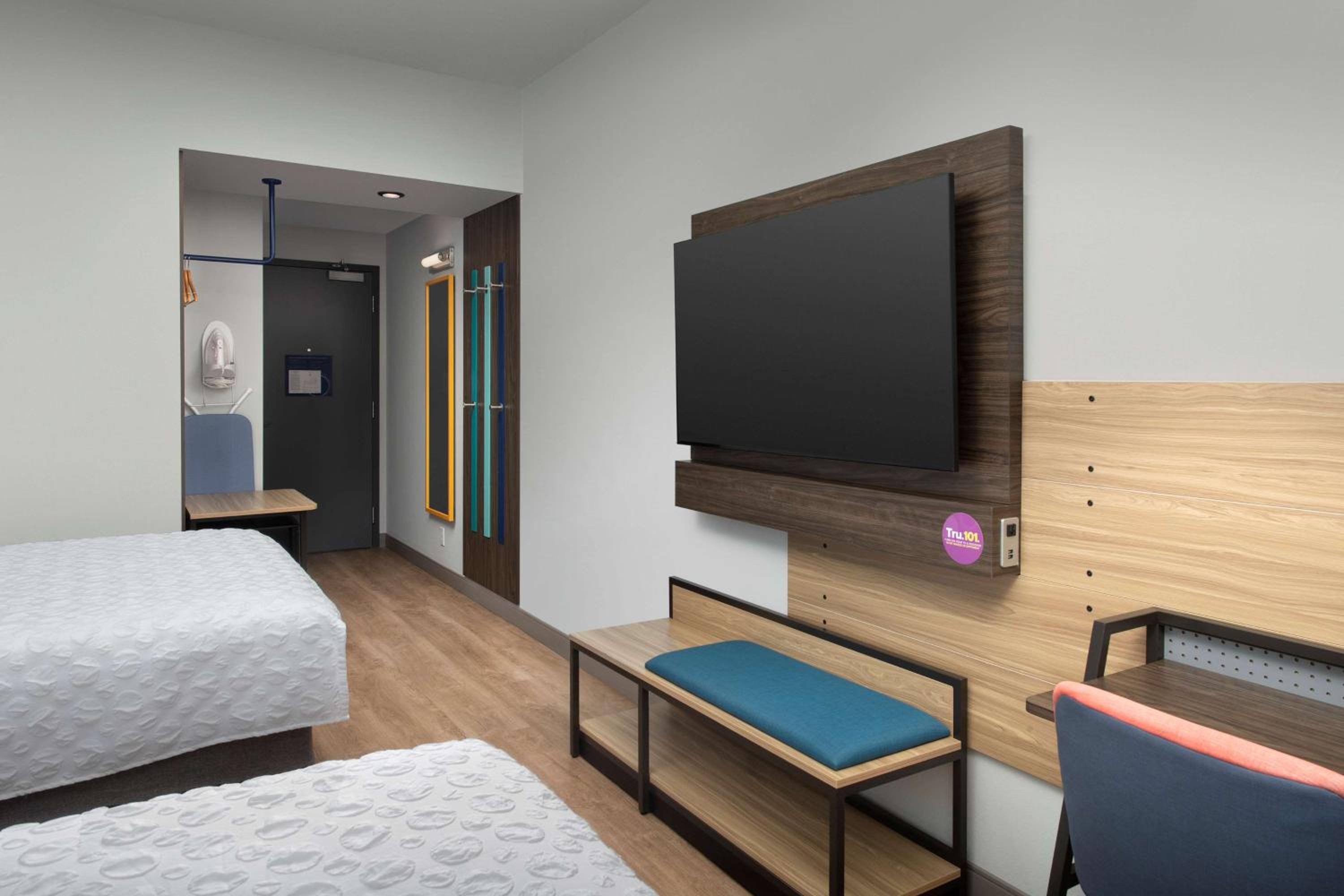 Queen Room with Two Queen Beds - Hearing Access photo 3