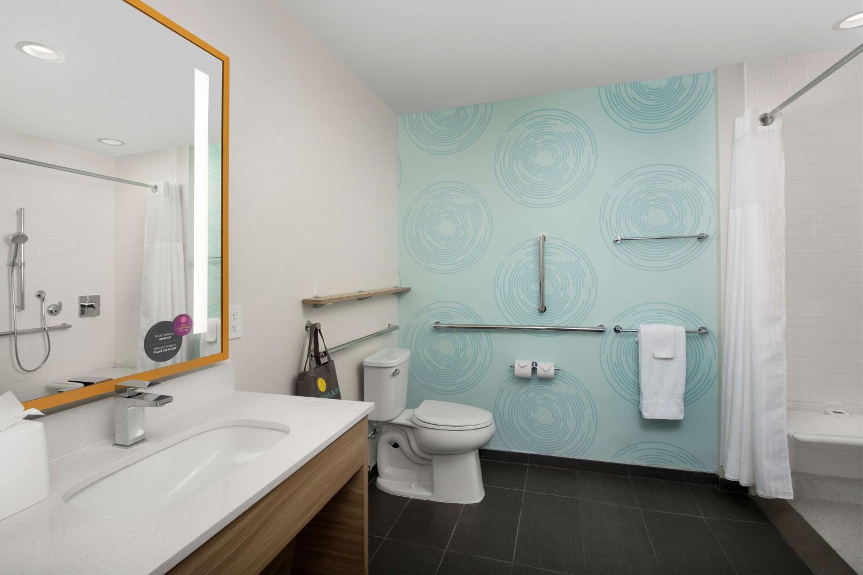 Queen Room with Two Queen Beds and Roll-In Shower - Mobility Accessible photo 3