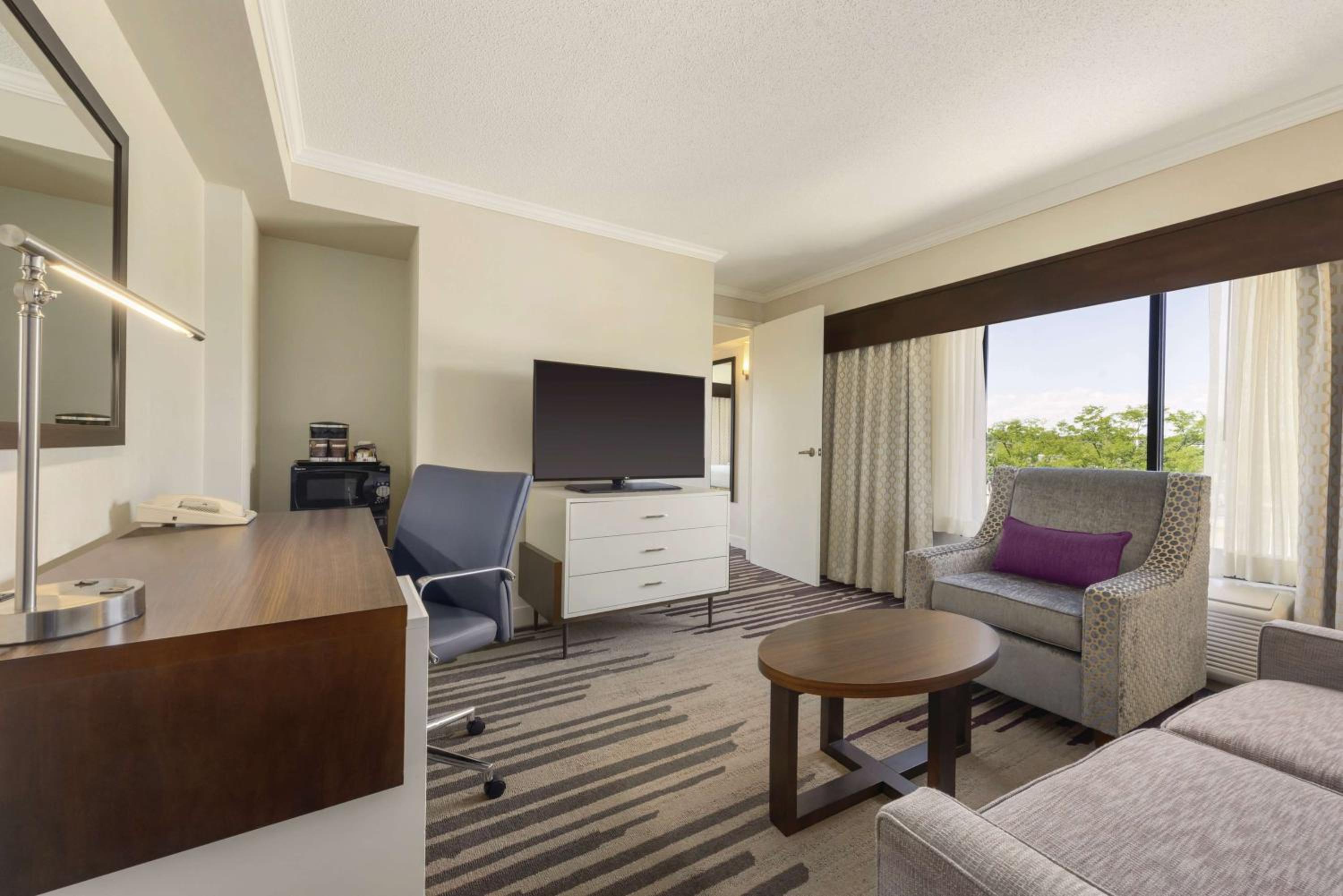 One King Bed Two Room Suite Non-Smoking - Photo 1