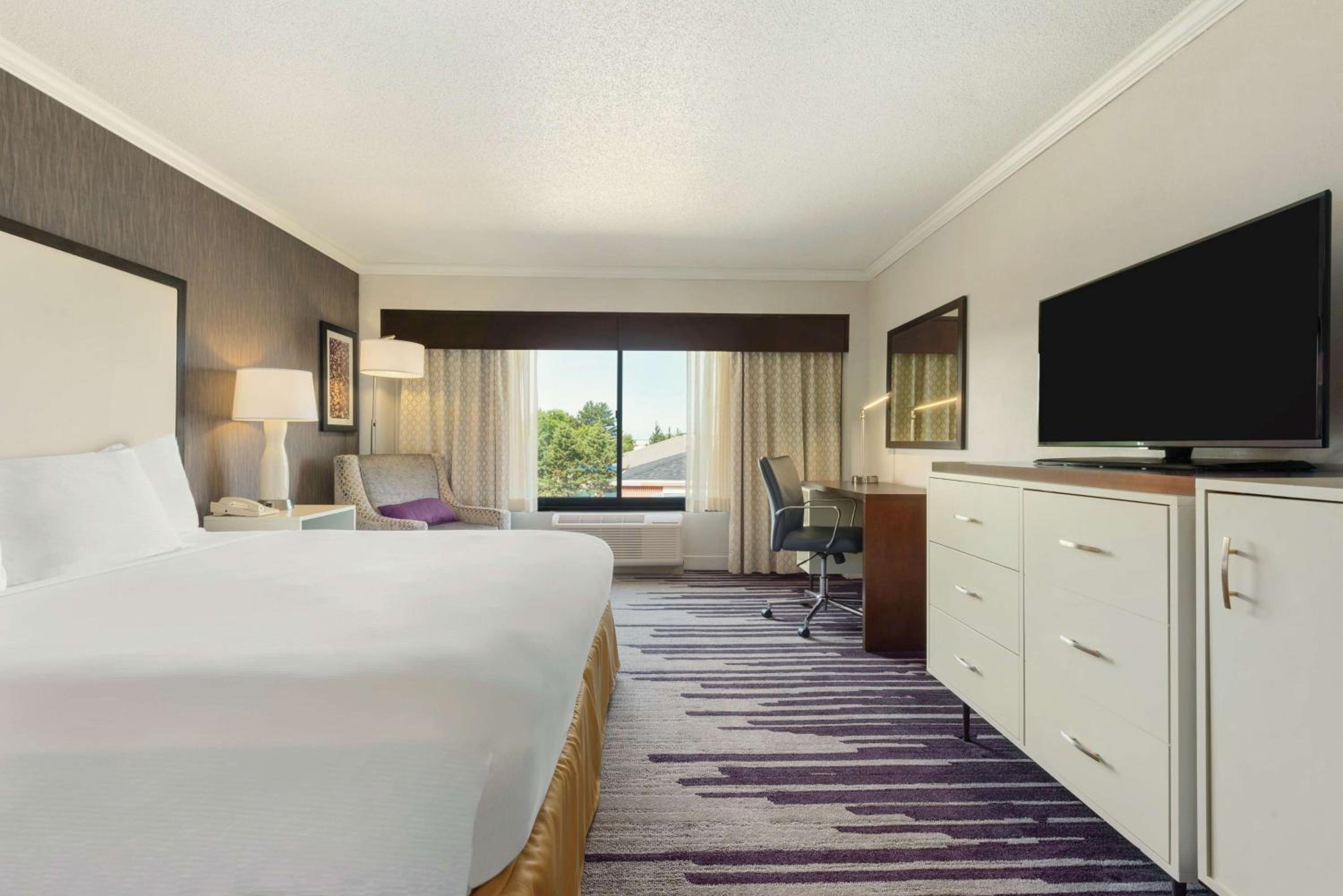 King Room - Non-Smoking - Photo 1