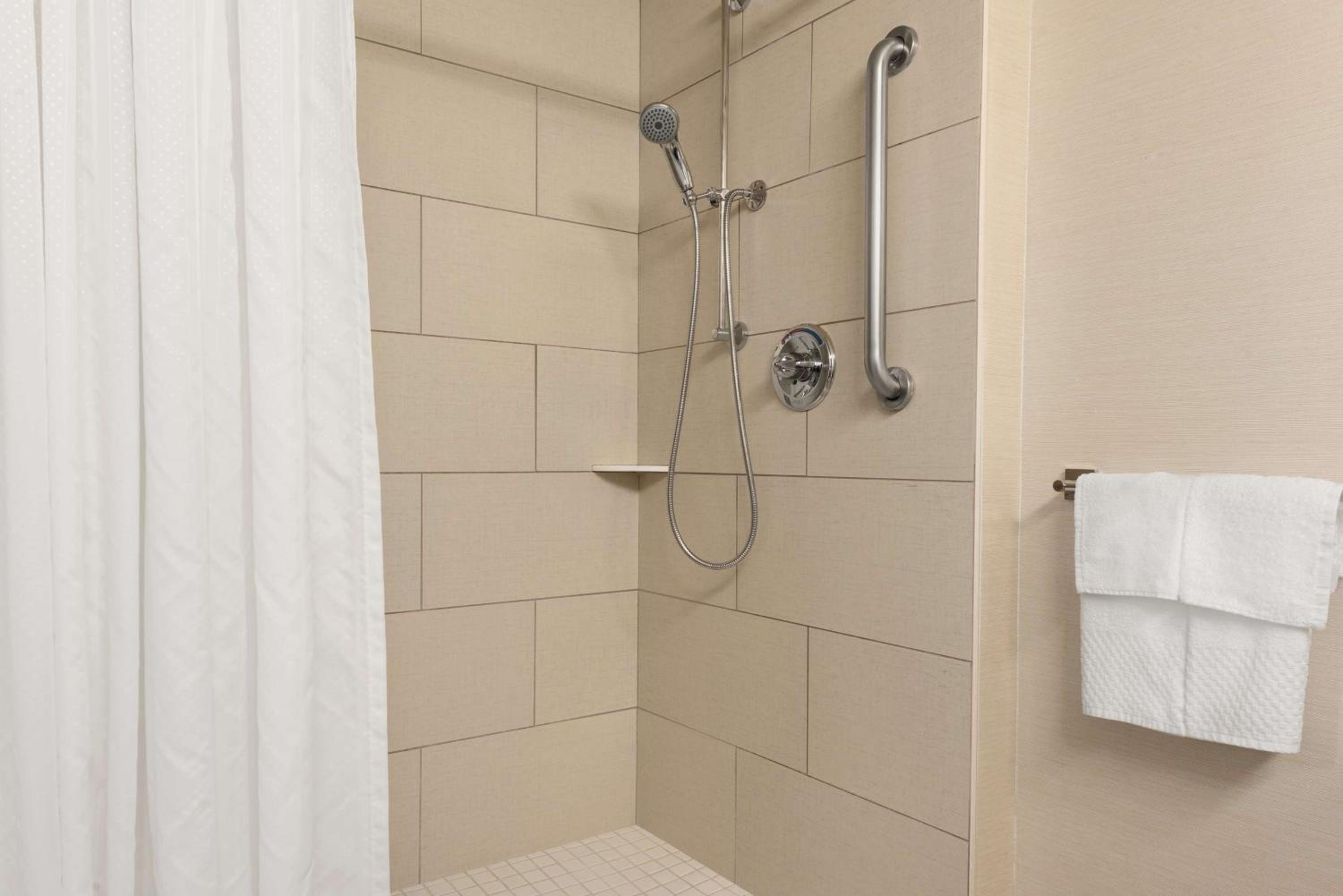 King Room with Roll-In Shower - Disability Access - Photo 3