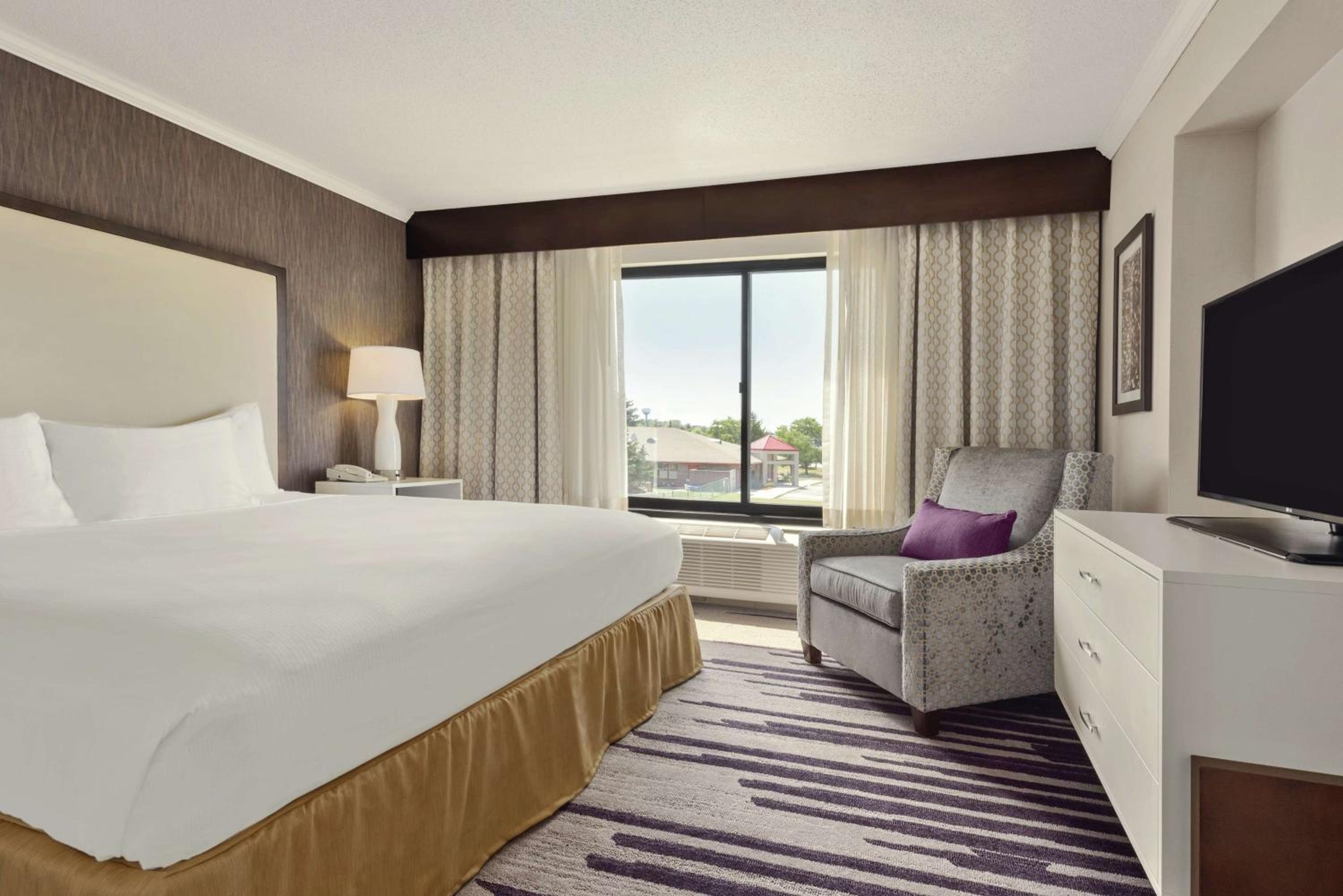 One King Bed Two Room Suite Non-Smoking - Photo 3