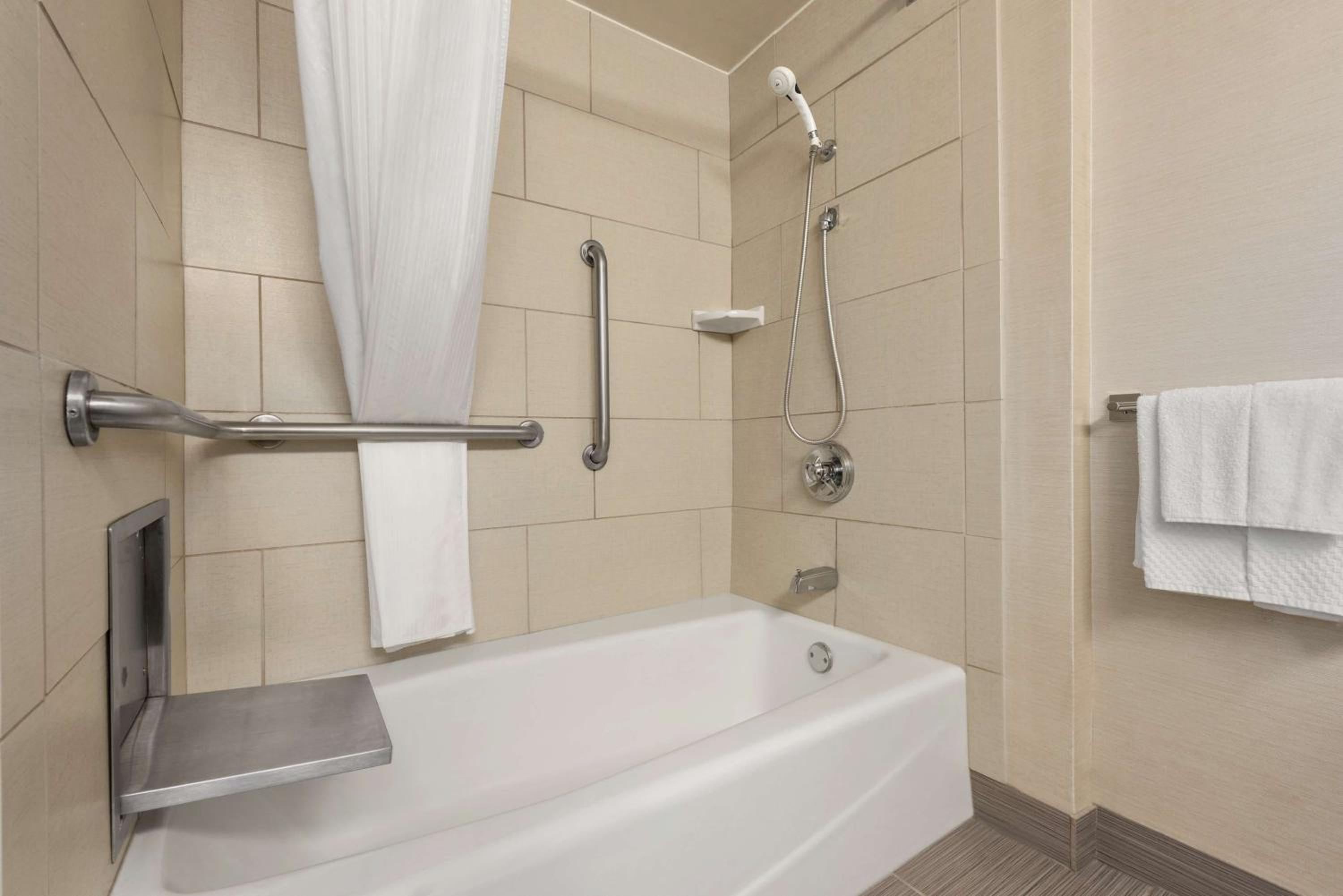 King Room with Accessible Bath Tub - Non-Smoking - Photo 3