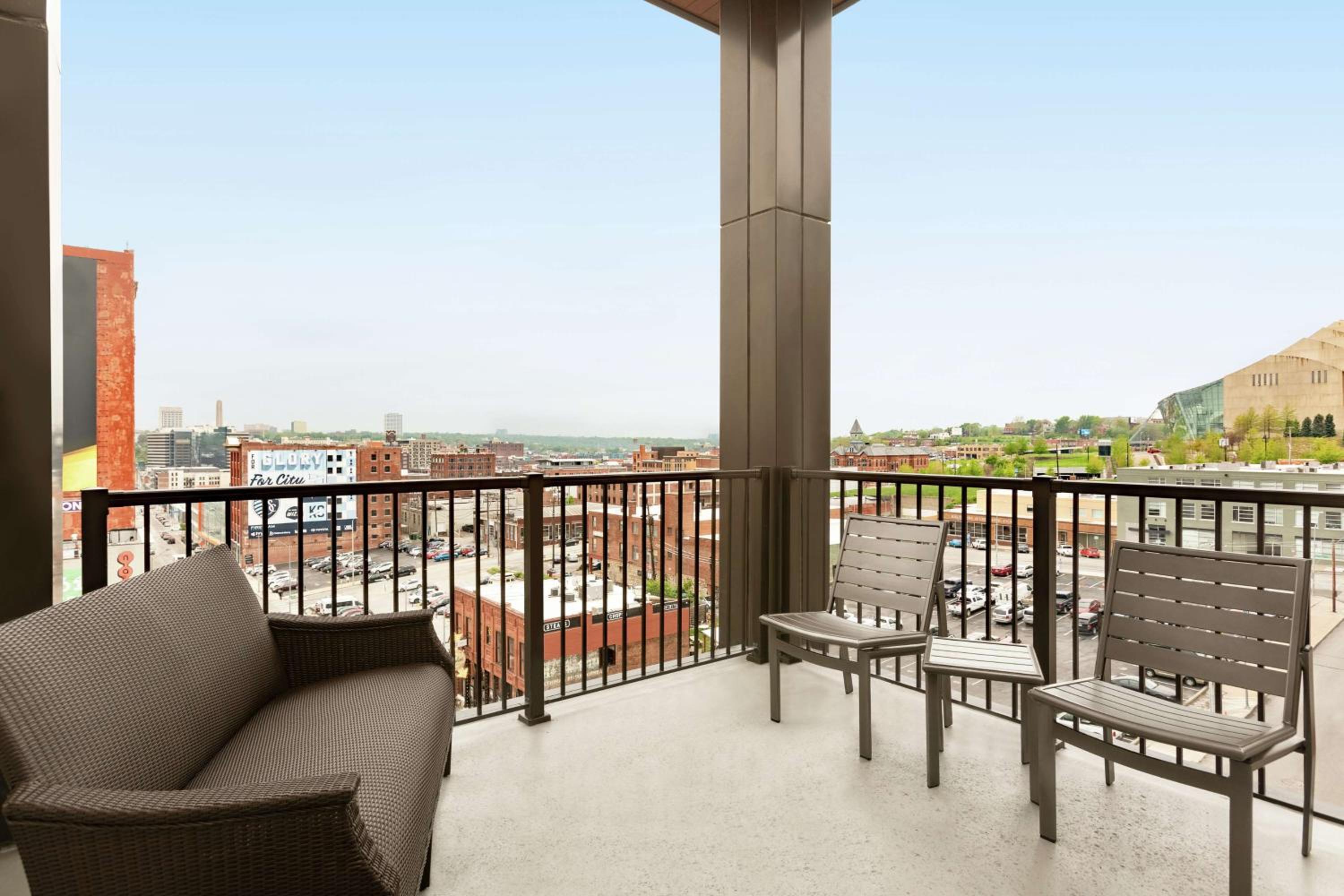 King Room with Balcony - Hearing Accessible - Photo 3
