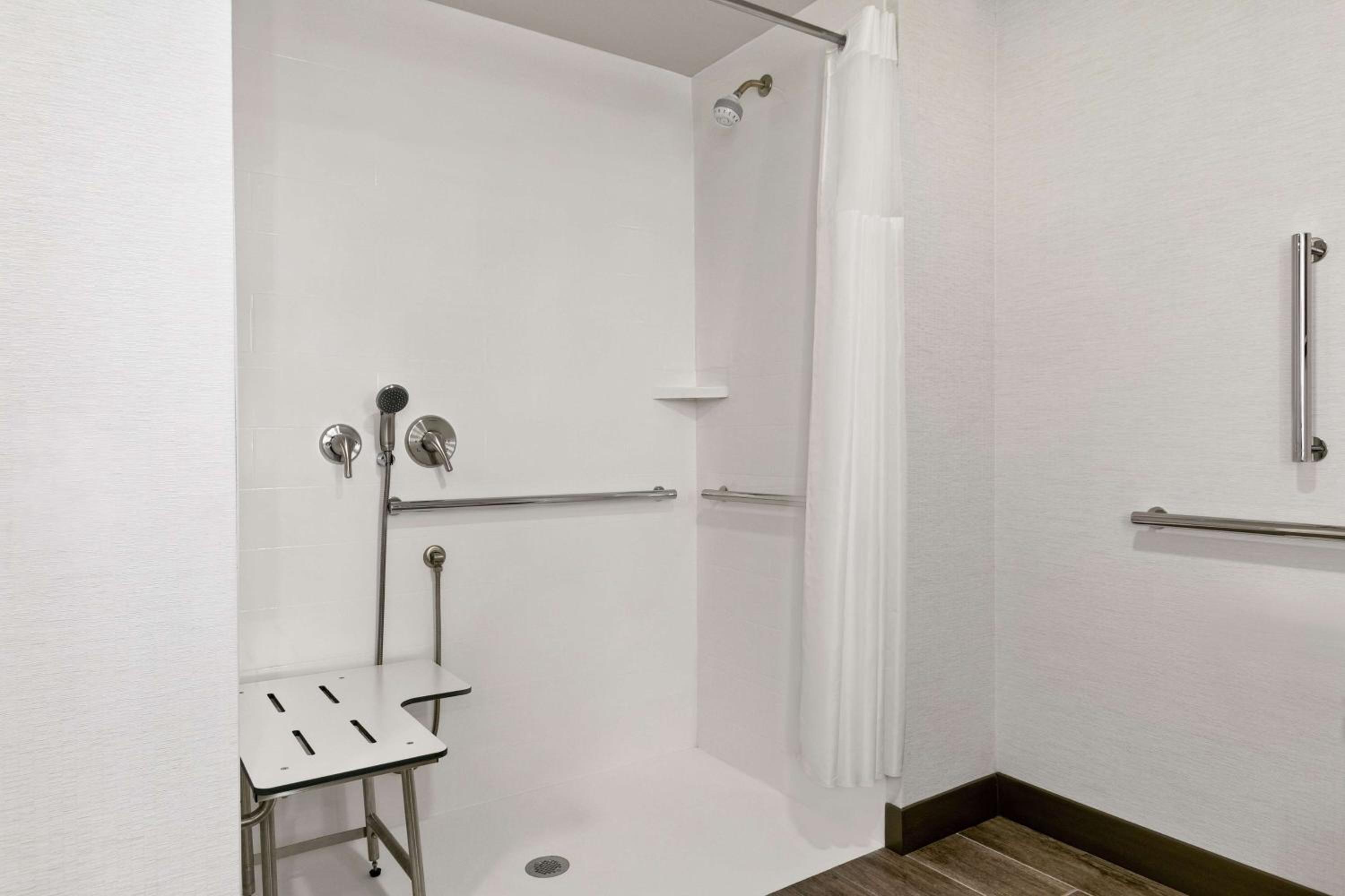 King Room with Roll-In Shower - Mobility and Hearing Access/Non-Smoking - Photo 4