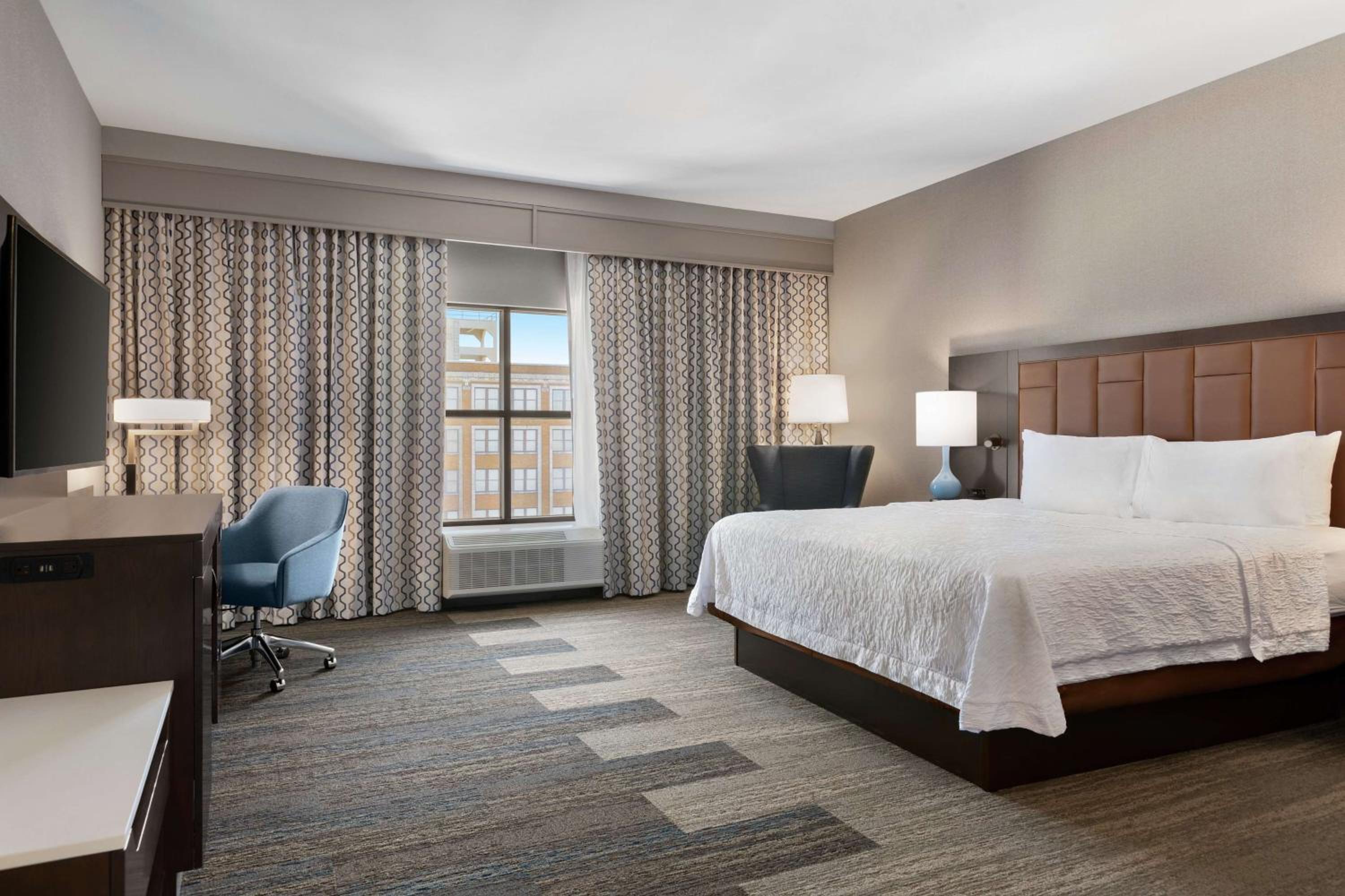 King Room with Roll-In Shower - Mobility and Hearing Access/Non-Smoking - Photo 2