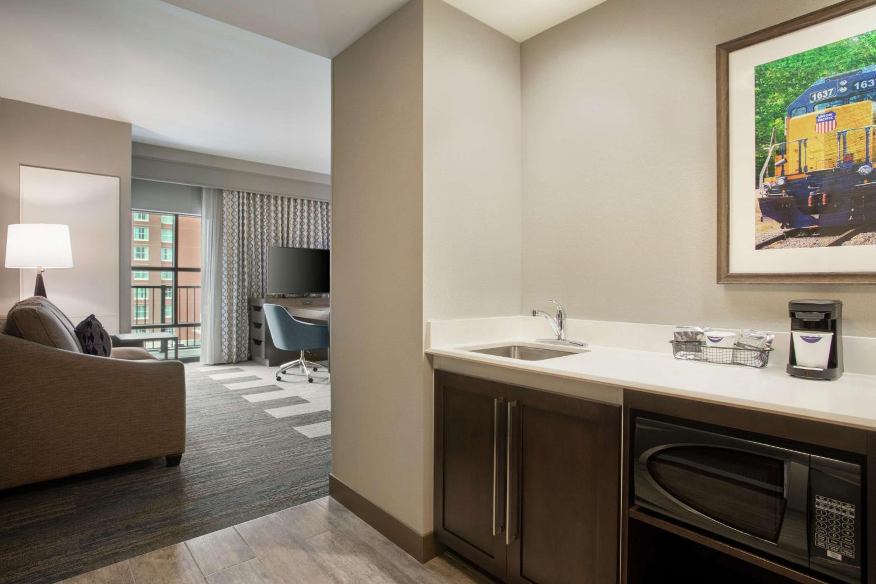 King Studio Suite w/ Balcony - Photo 2