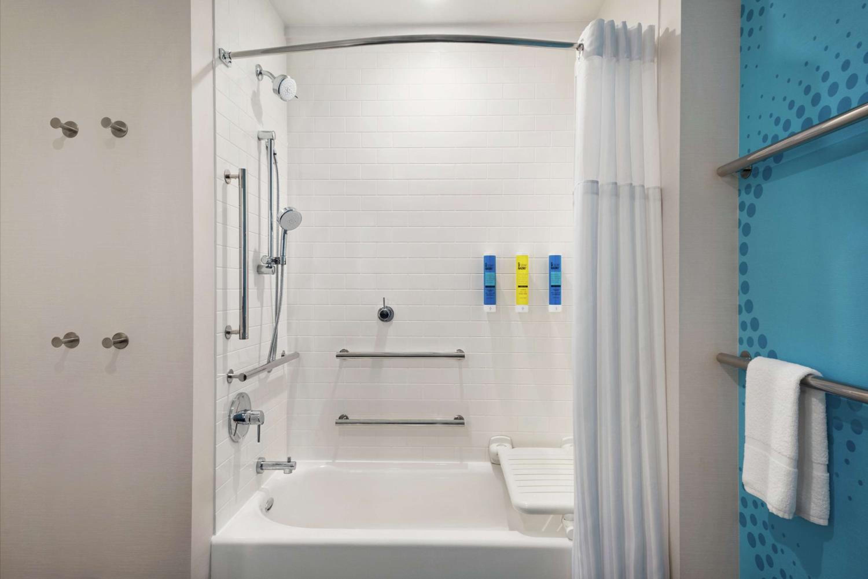 King Room with Accessible Tub - Mobility Access - Photo 3