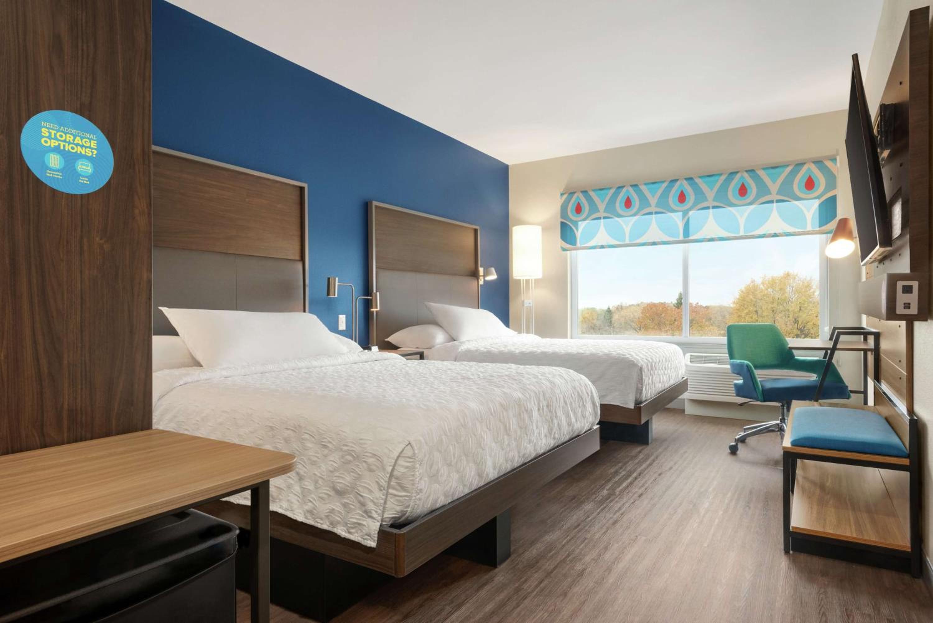Queen Room with Two Queen Beds - Photo 4