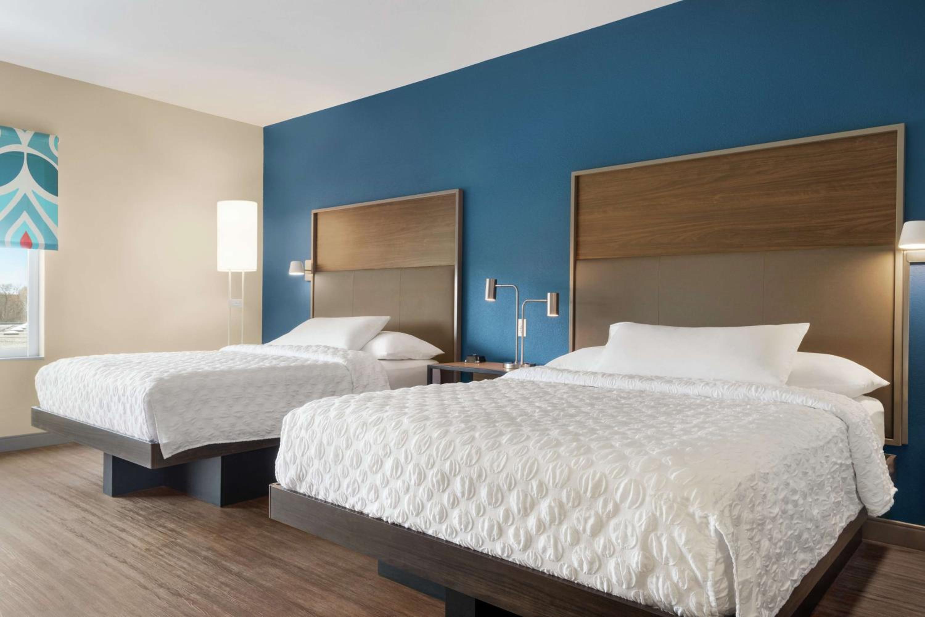 Queen Room with Two Queen Beds - Photo 3