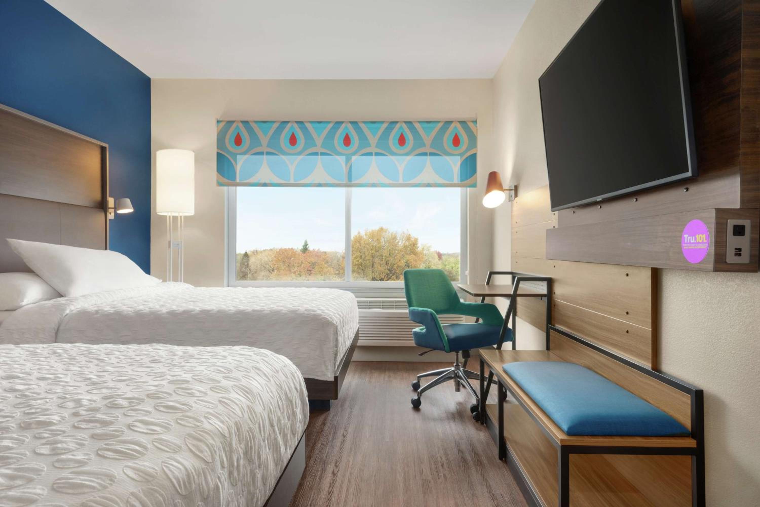 Queen Room with Two Queen Beds - Photo 6