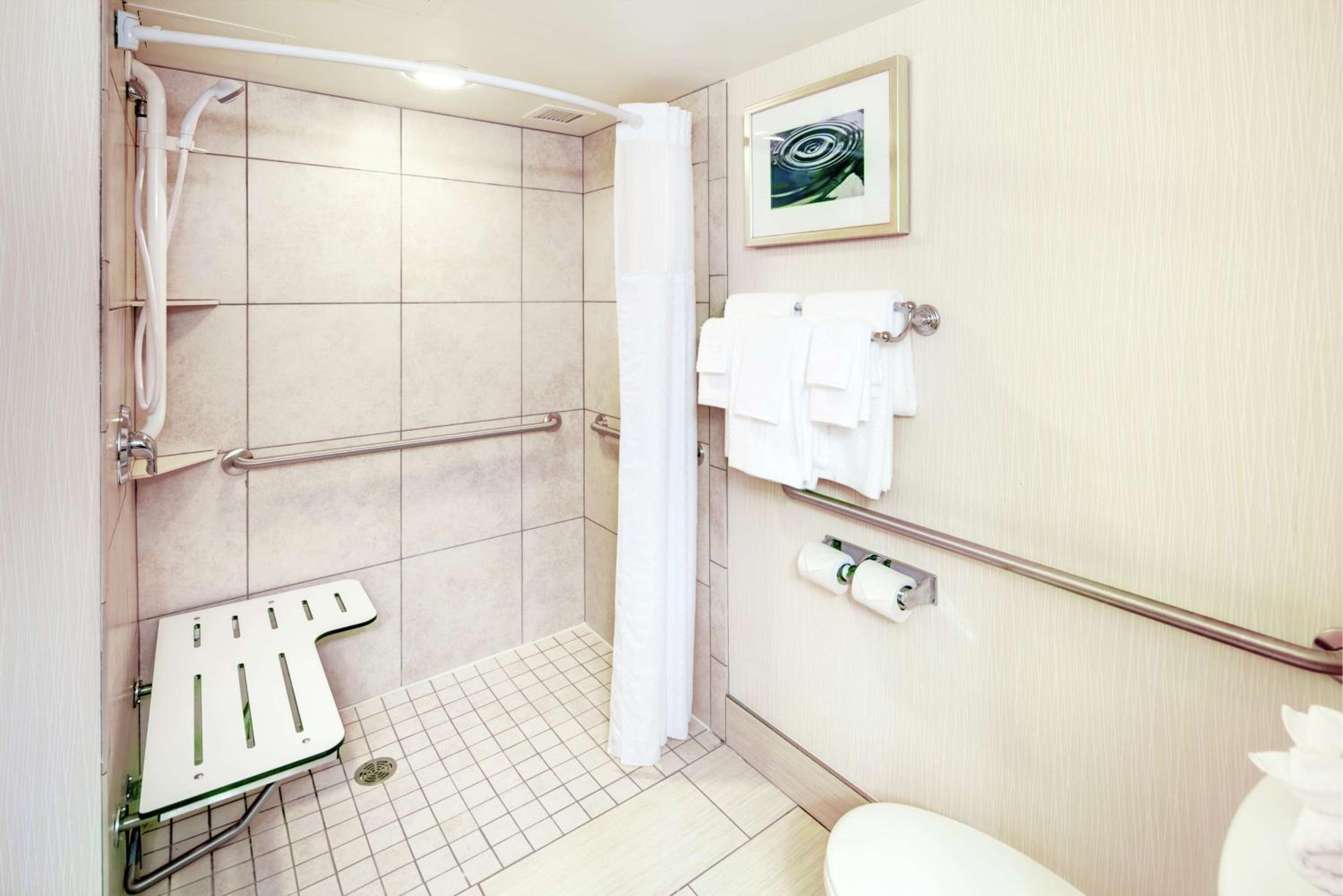 Queen Room - Disability Access - Photo 4