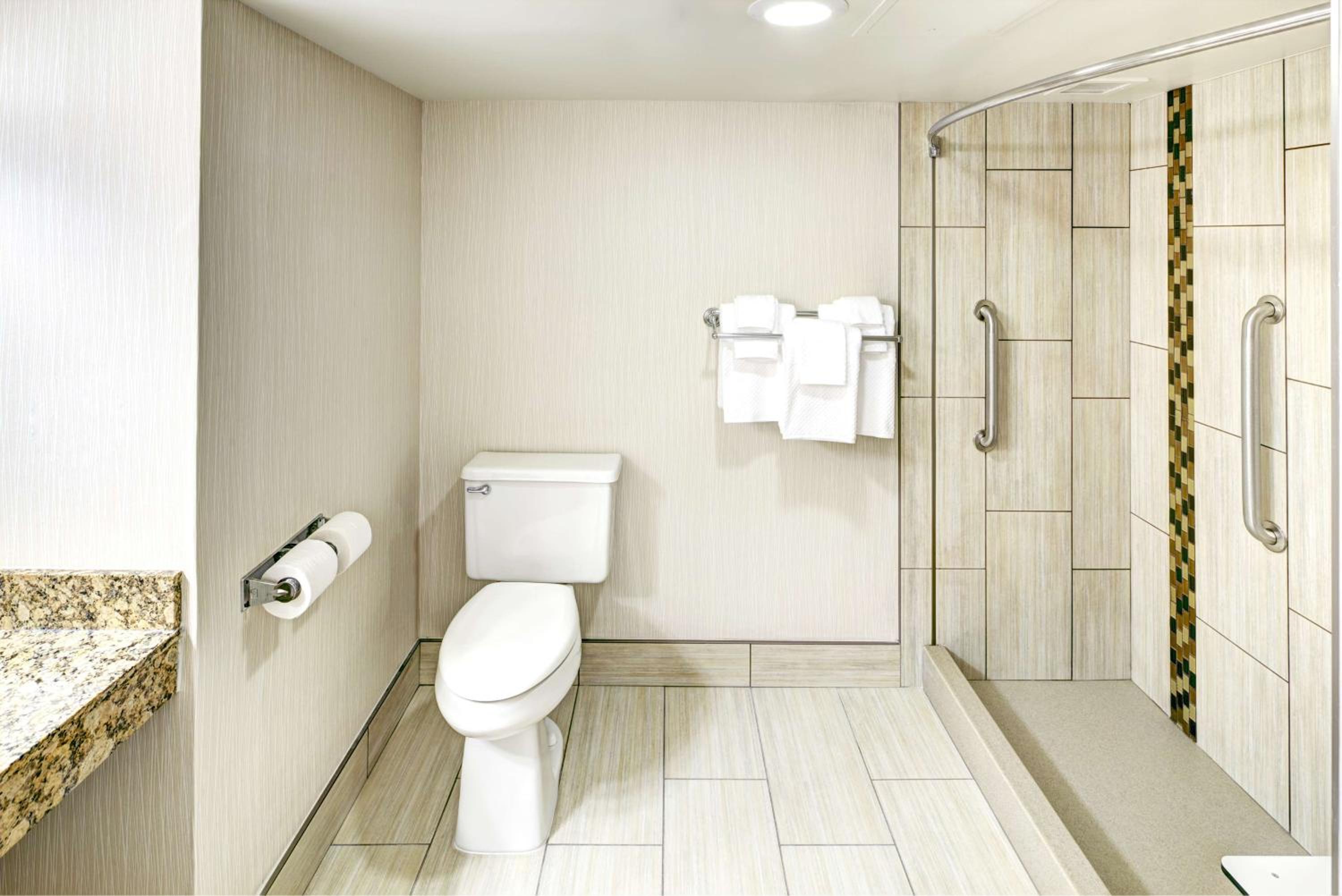 Queen Room - Hearing Accessible - Photo 4
