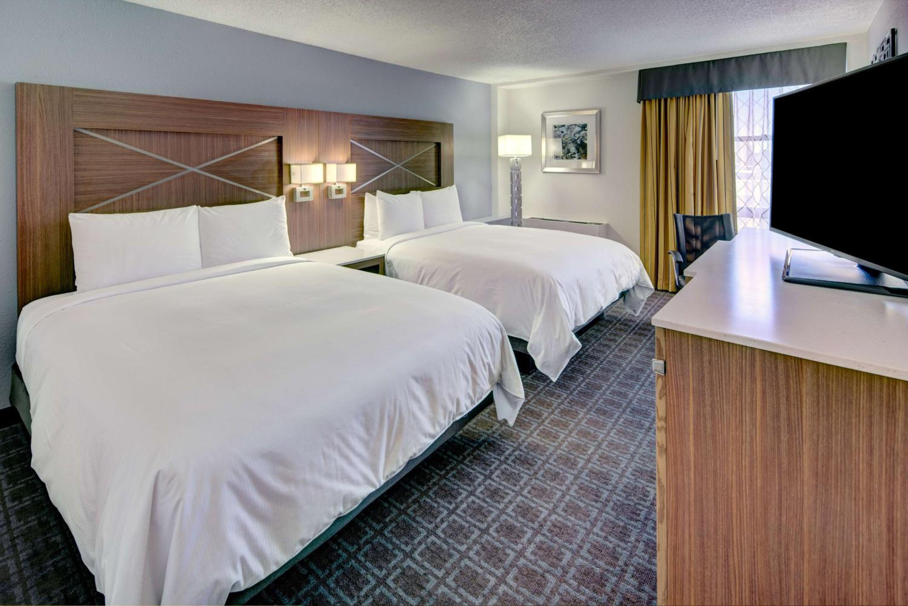 Queen Room with Two Queen Beds - Non-Smoking - Photo 2