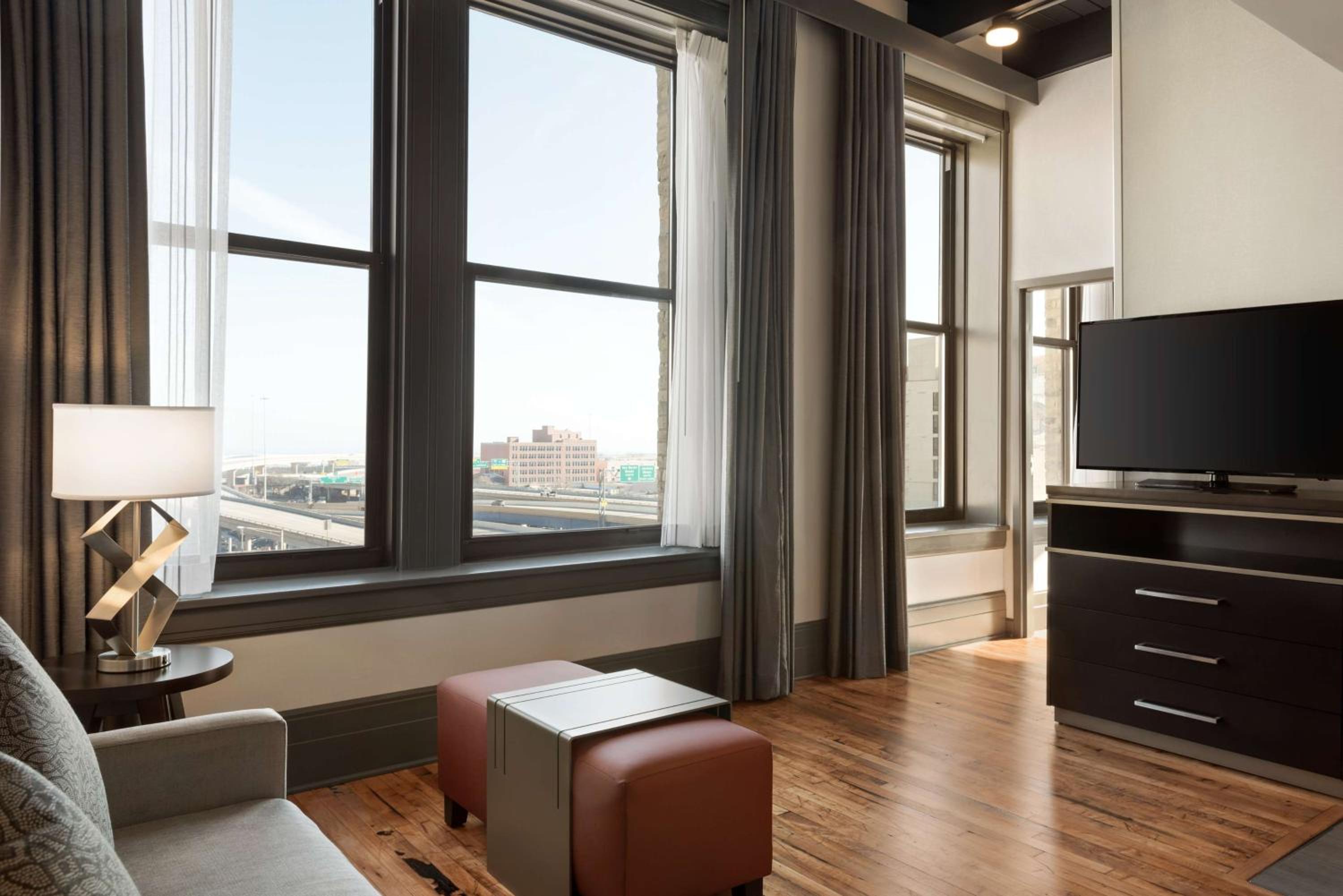One-Bedroom King Suite - Non-Smoking