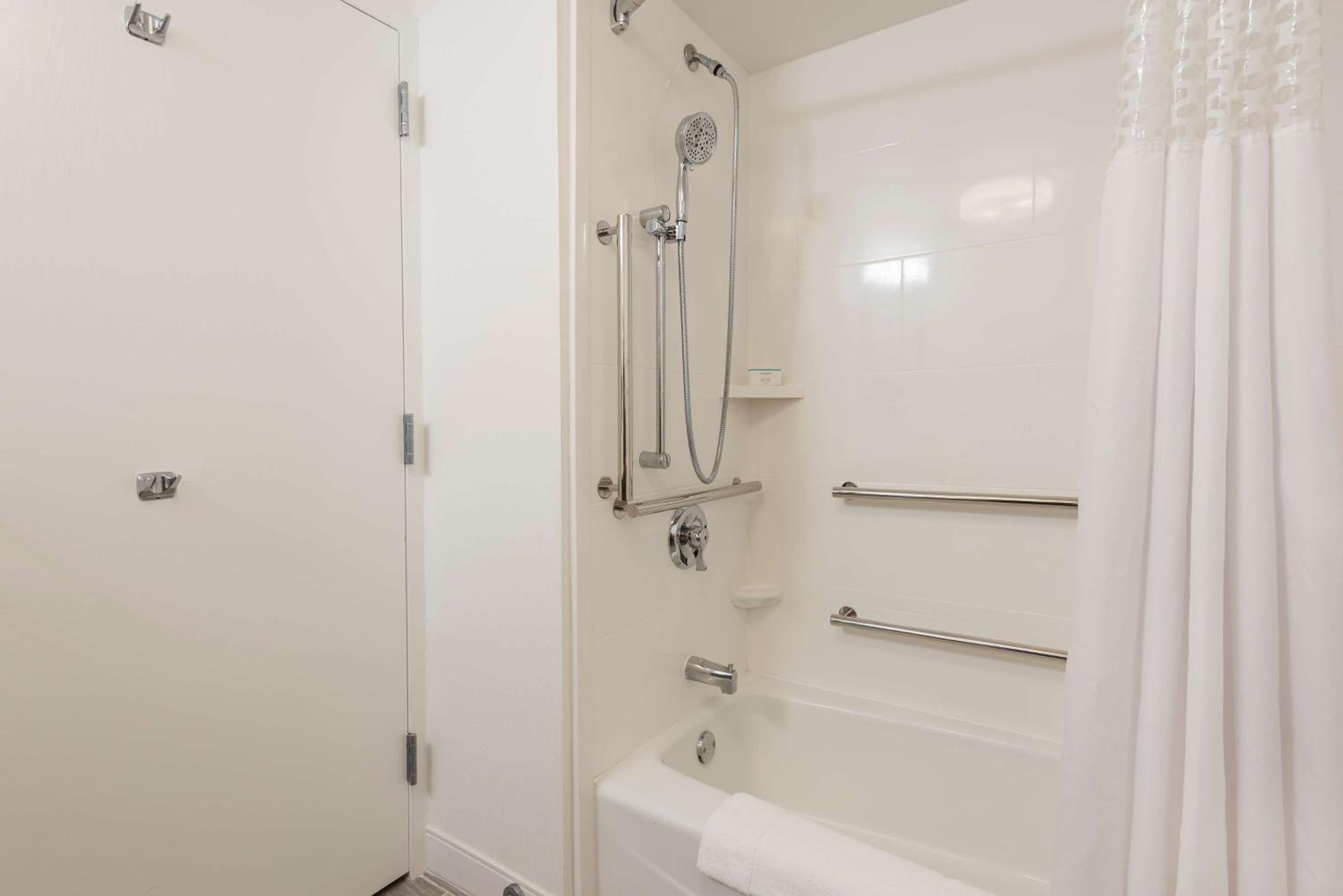 Double Room with Bath Tub - Mobility Access/Non-Smoking - Photo 1