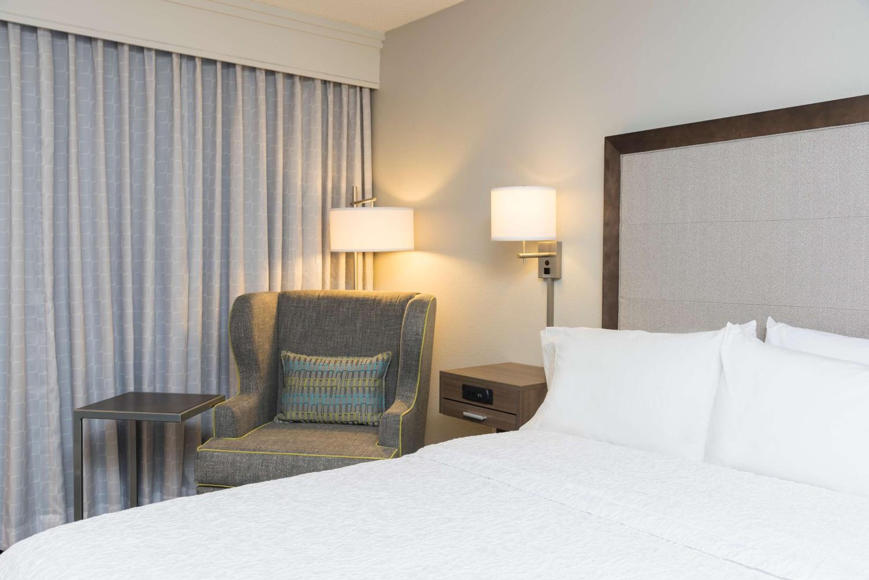 King Room with King Bed - Non-Smoking - Photo 2